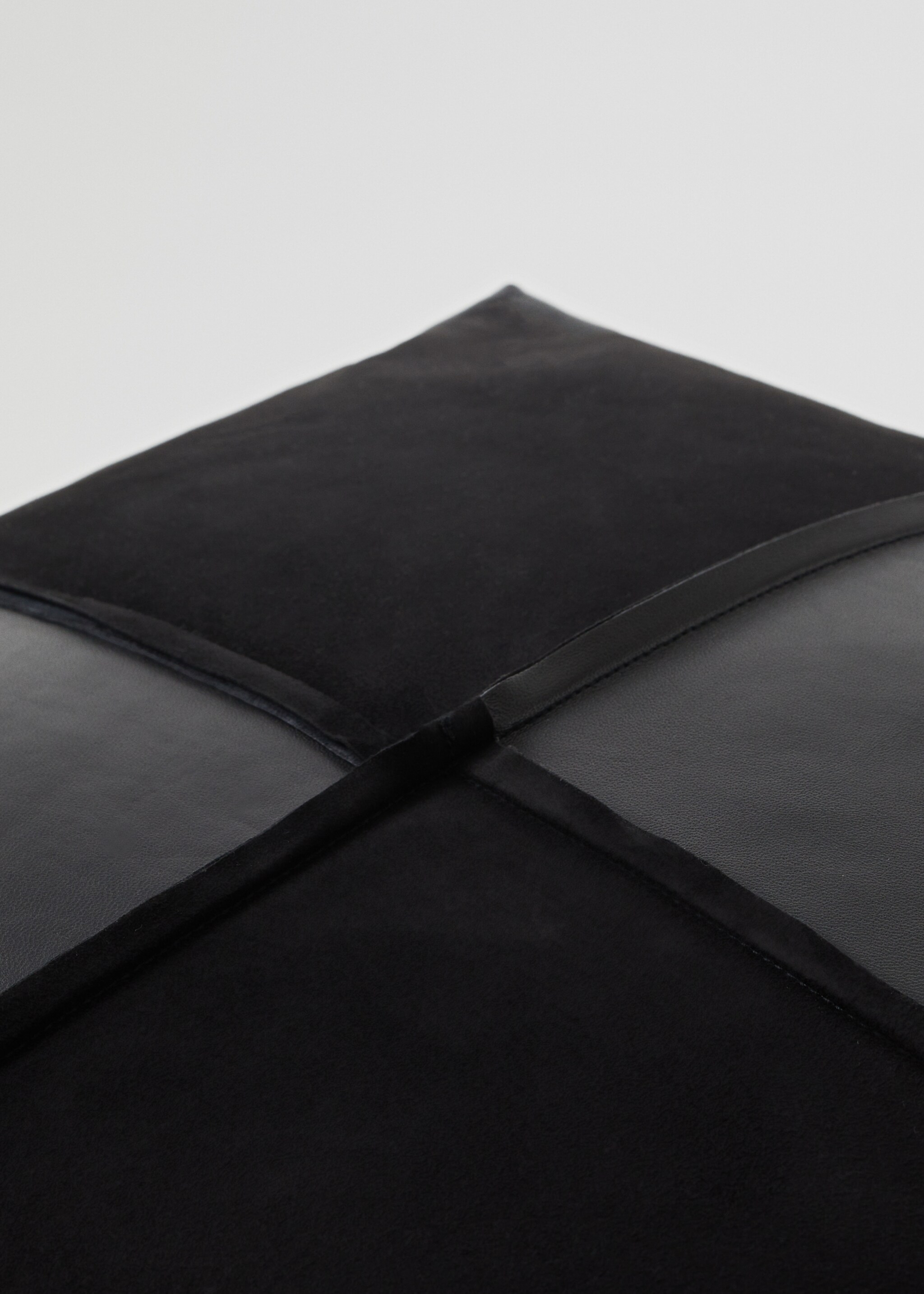 Housse de coussin cuir combiné 60x60 cm - Détail de l'article 4, Noir. Ref: 37115950-00.