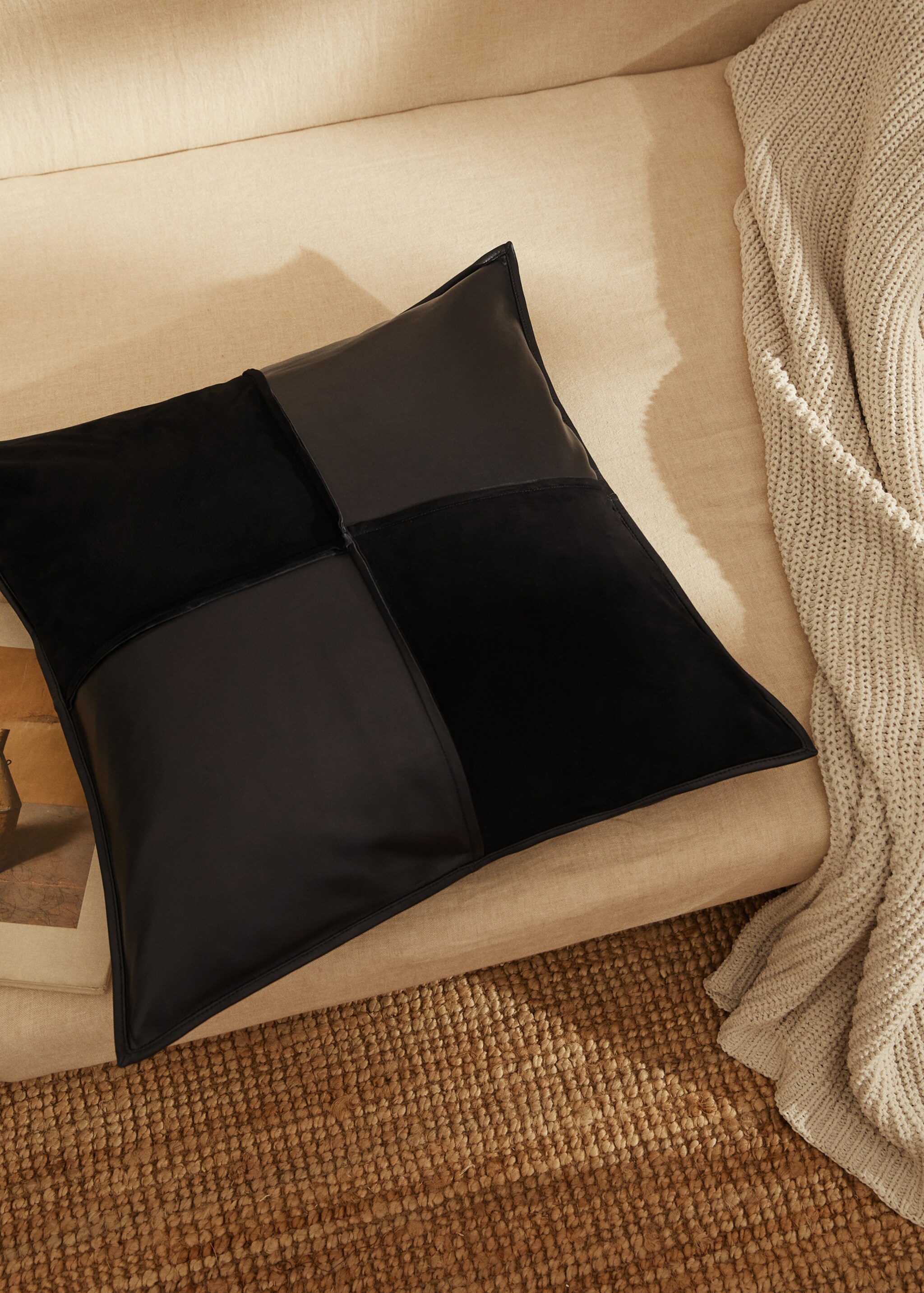 Housse de coussin cuir combiné 60x60 cm - Détail de l'article 8, Noir. Ref: 37115950-00.