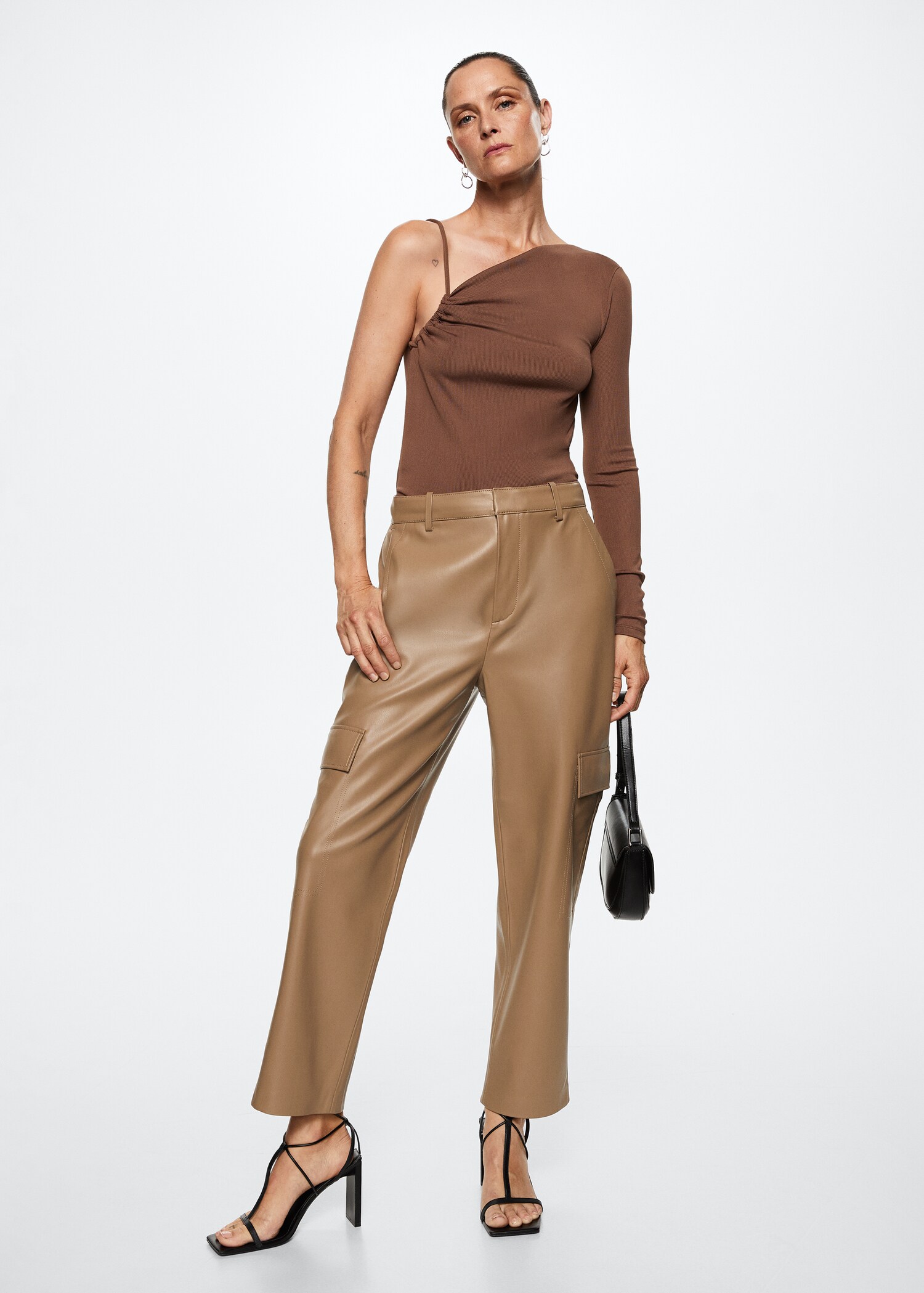 Leather-effect cargo trousers - General plane