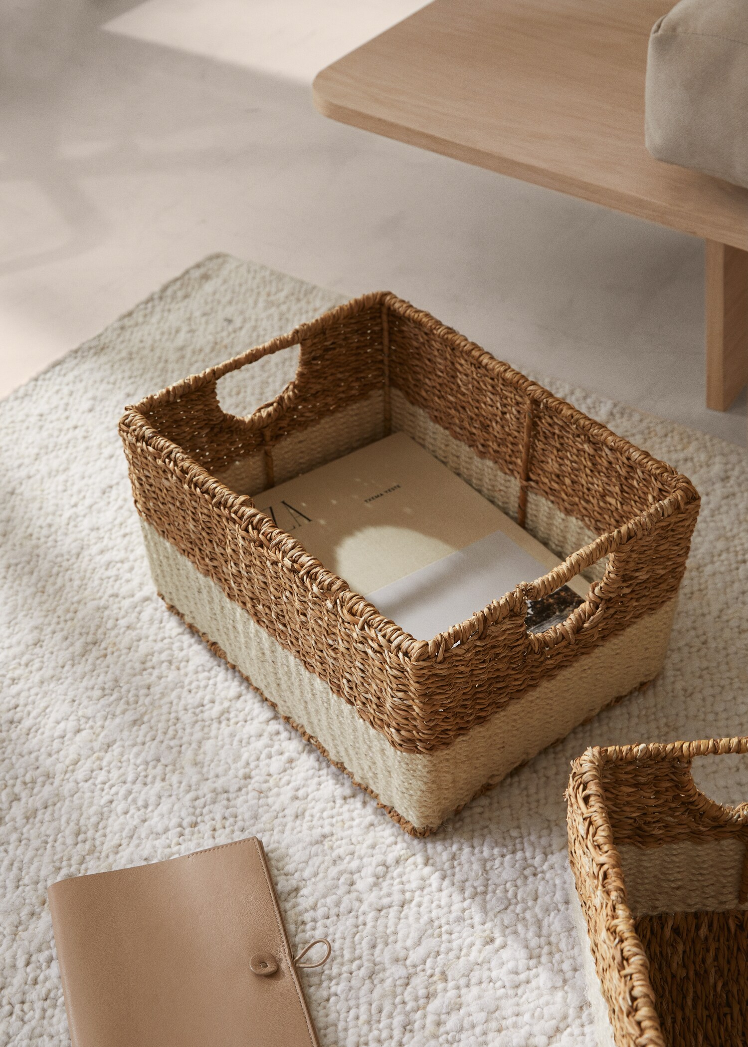 Cesta entrançada de fibras naturais 38 x 28 x 20 cm - Plano geral