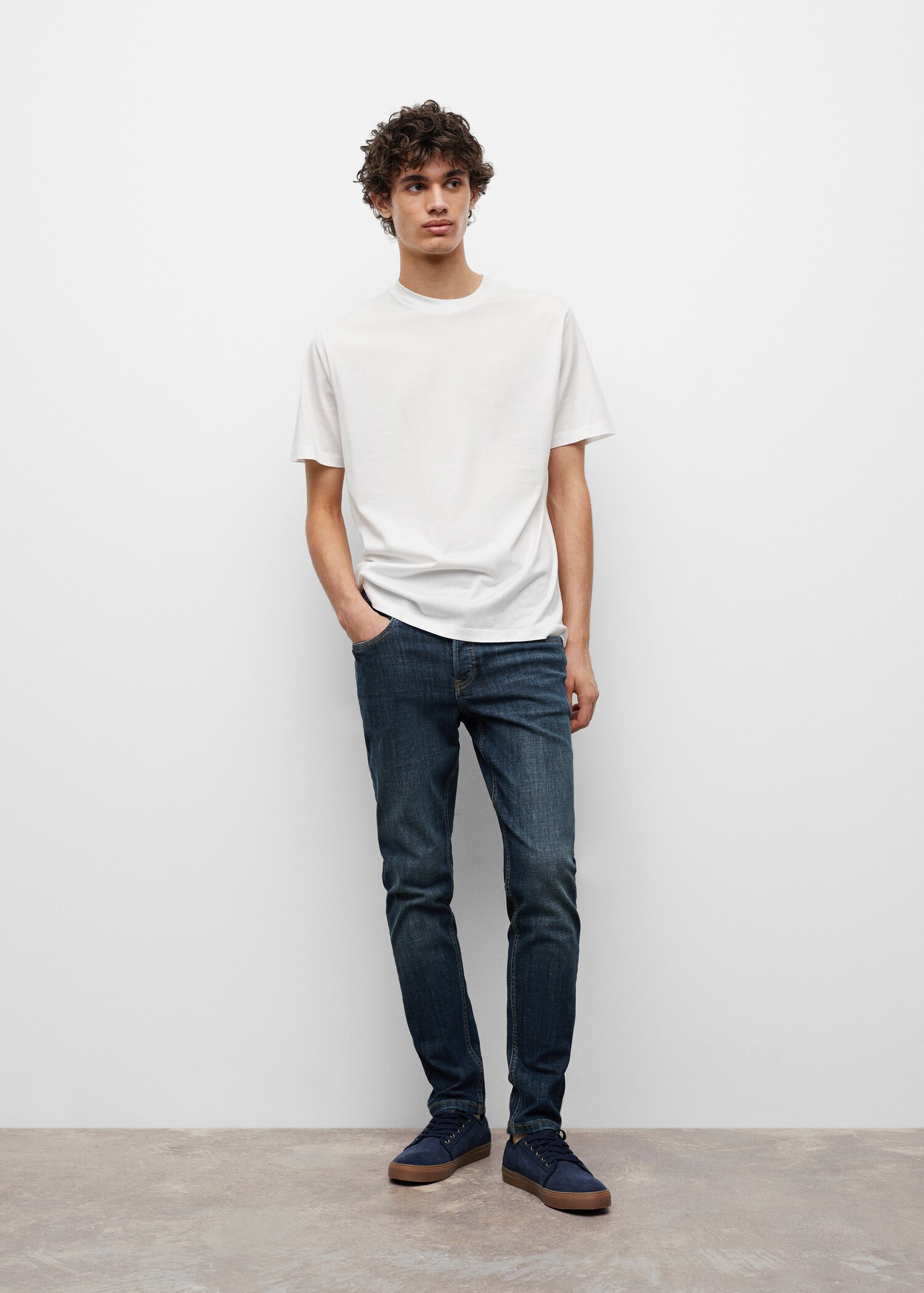 Slim-fit medium-wash jeans - General plane