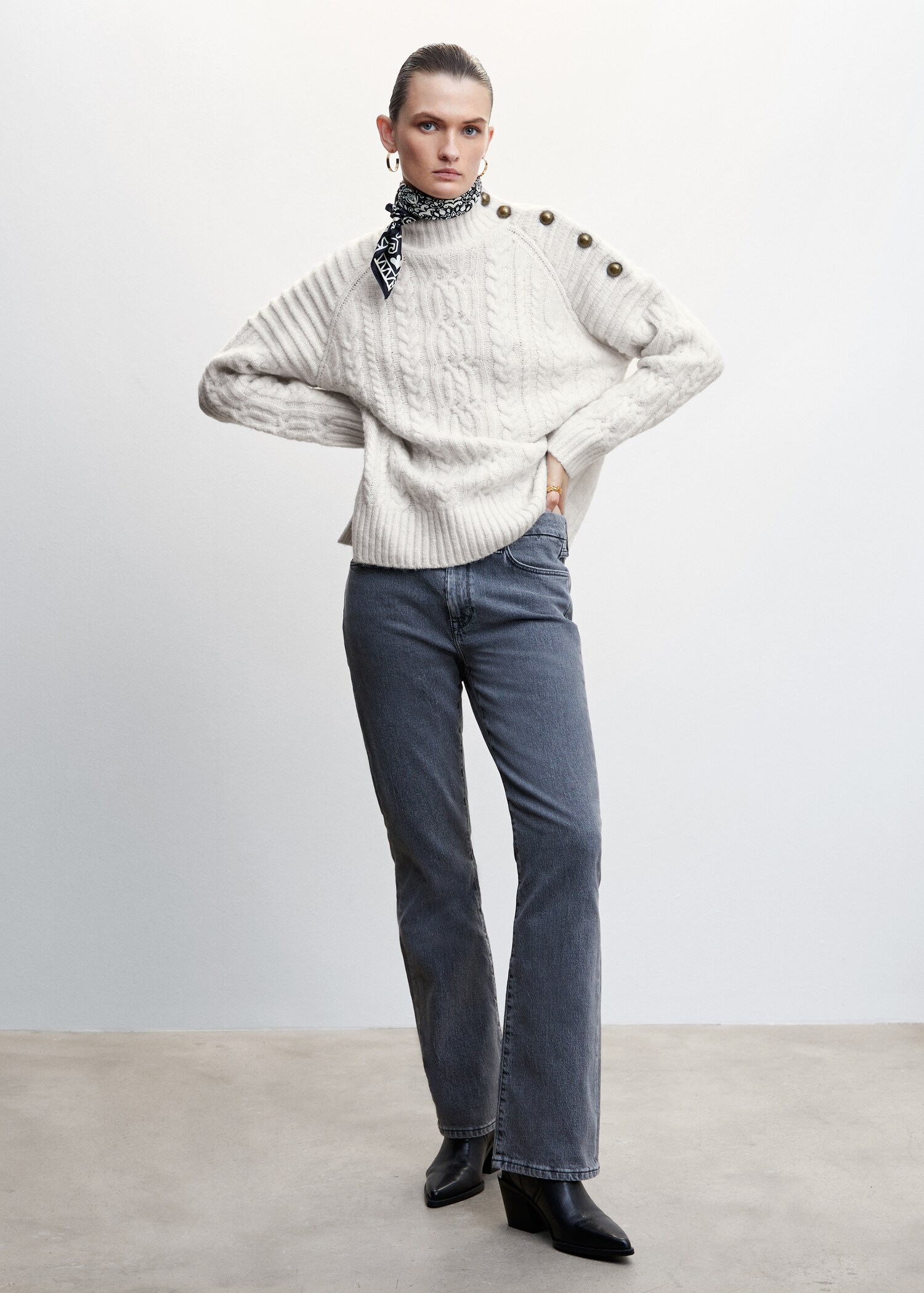 Geknöpfter Strickpullover mit Zopfmuster - Allgemeine Ansicht