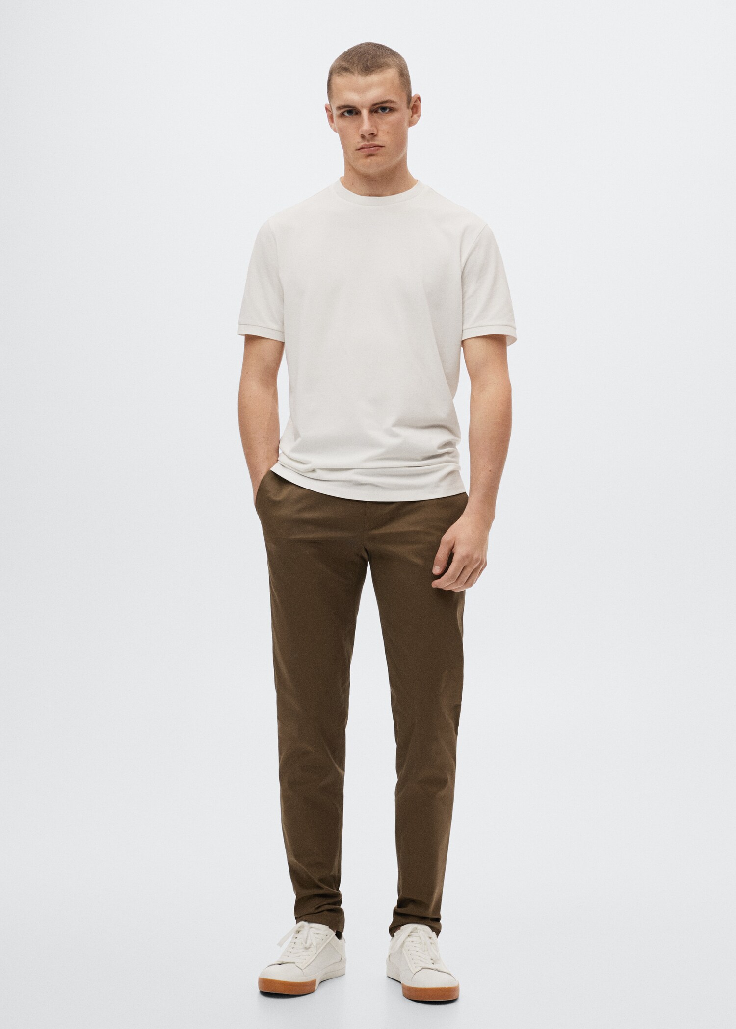 Calças chino slim fit - Plano geral