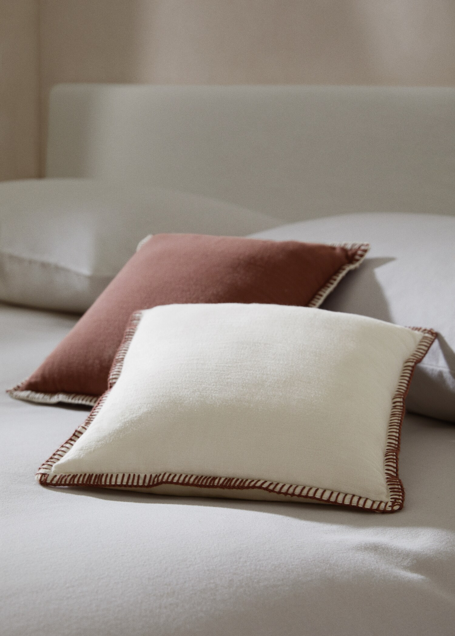 Contrast stitch cushion 30x30cm - General plane