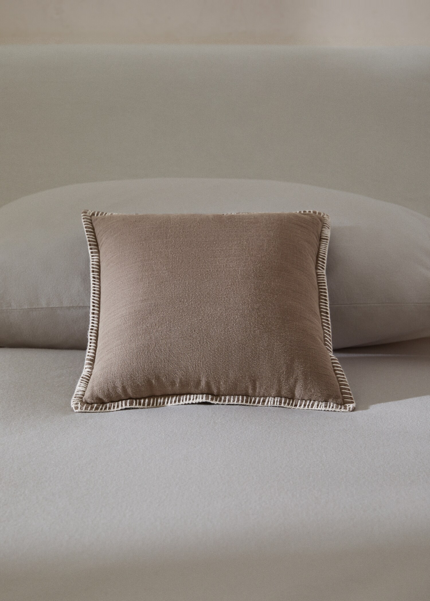 Contrast stitch cushion 30x30cm - General plane
