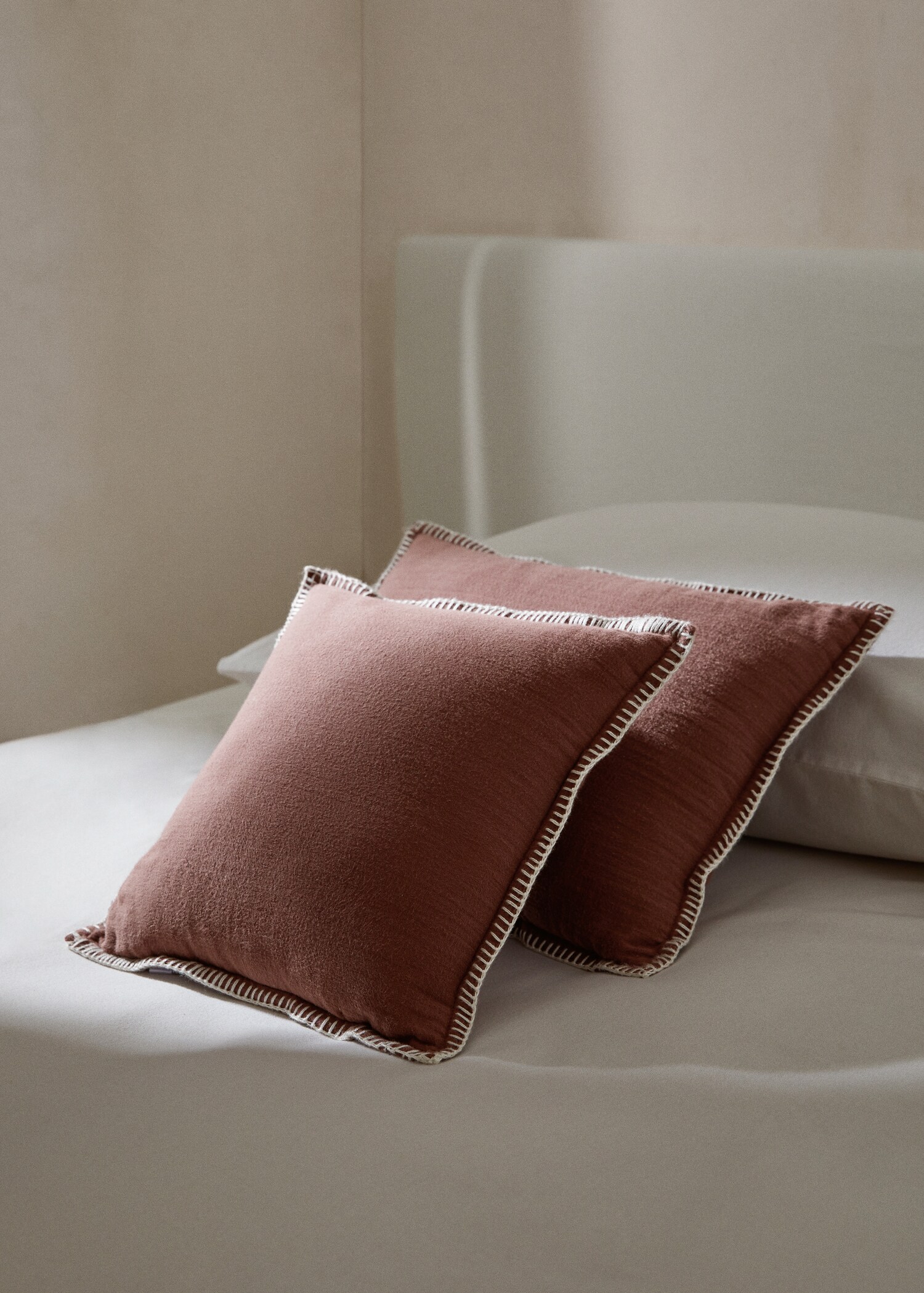 Contrast stitch cushion 30x30cm - General plane