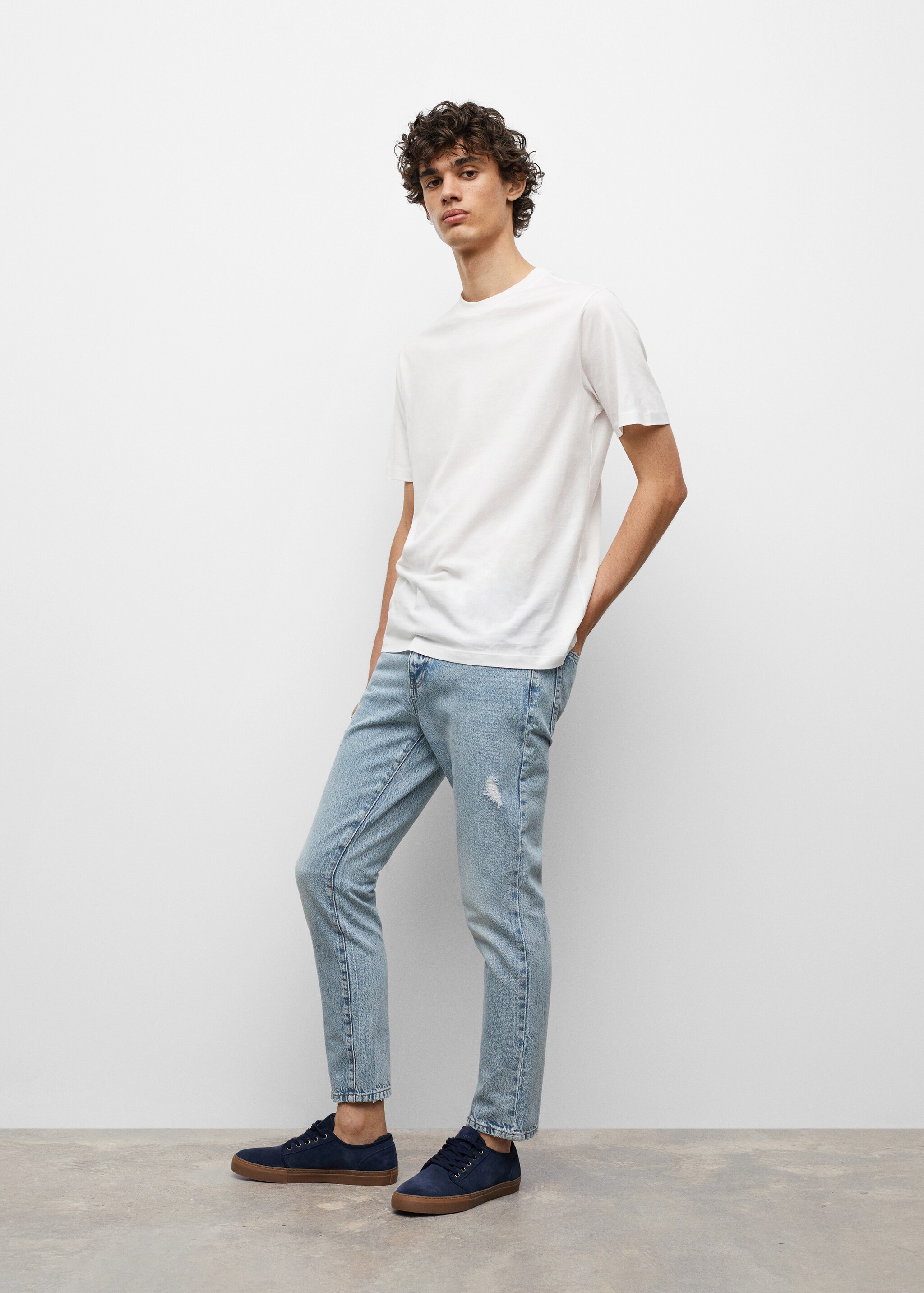 Ankle-length straight-fit jeans - General plane