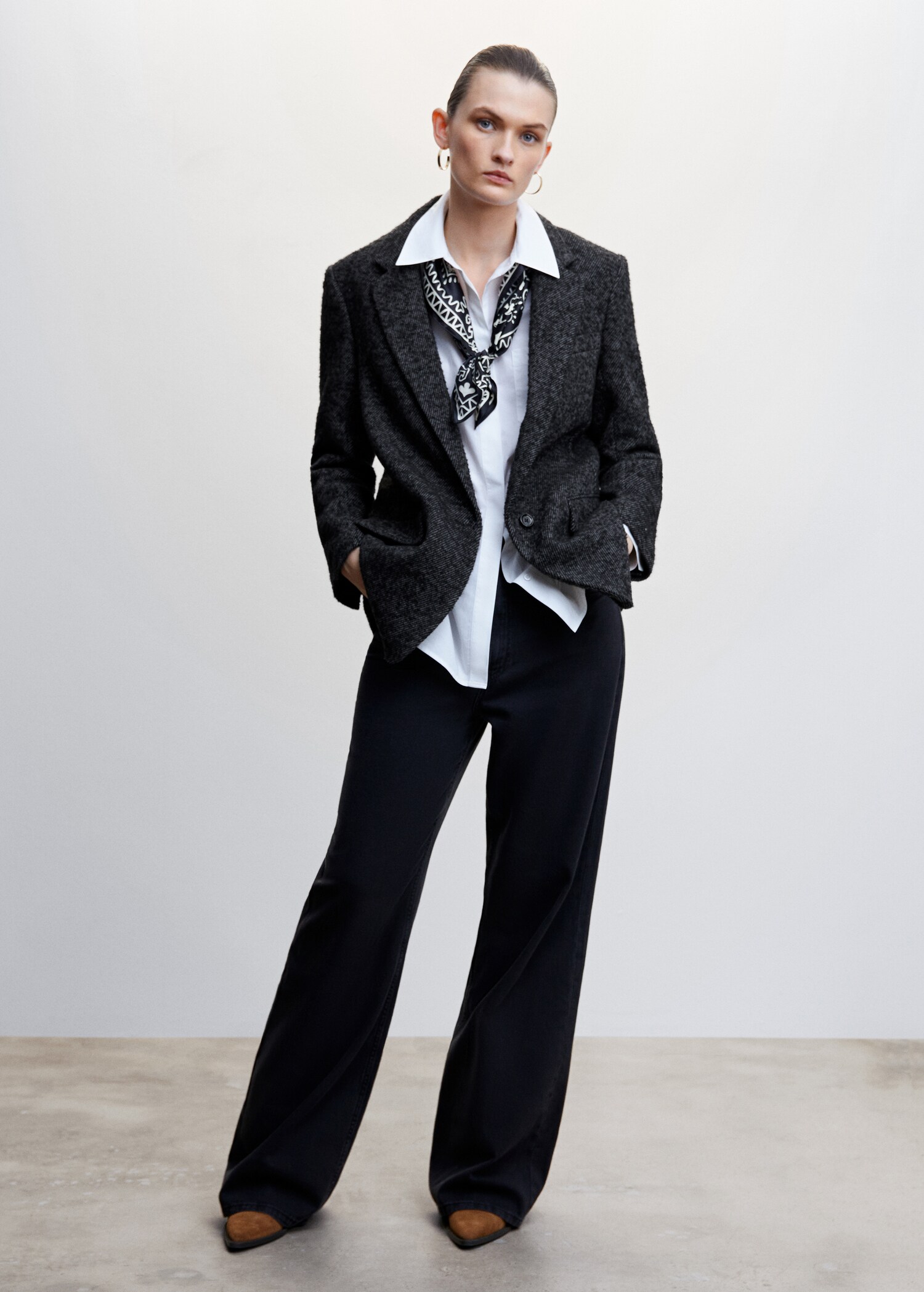 Blazer com estrutura e botão - Plano geral
