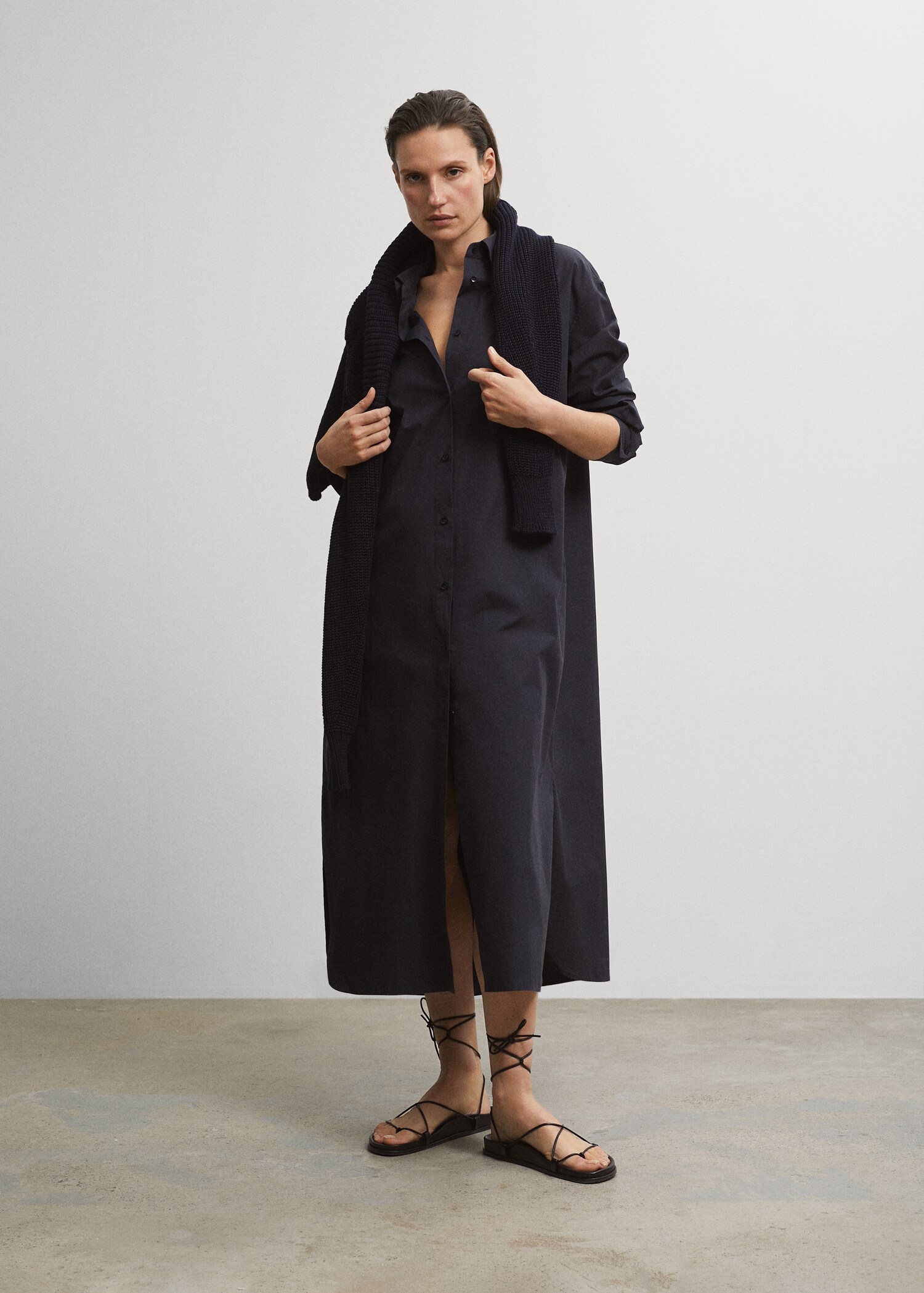 Vestido camiseiro de popelina - Plano geral