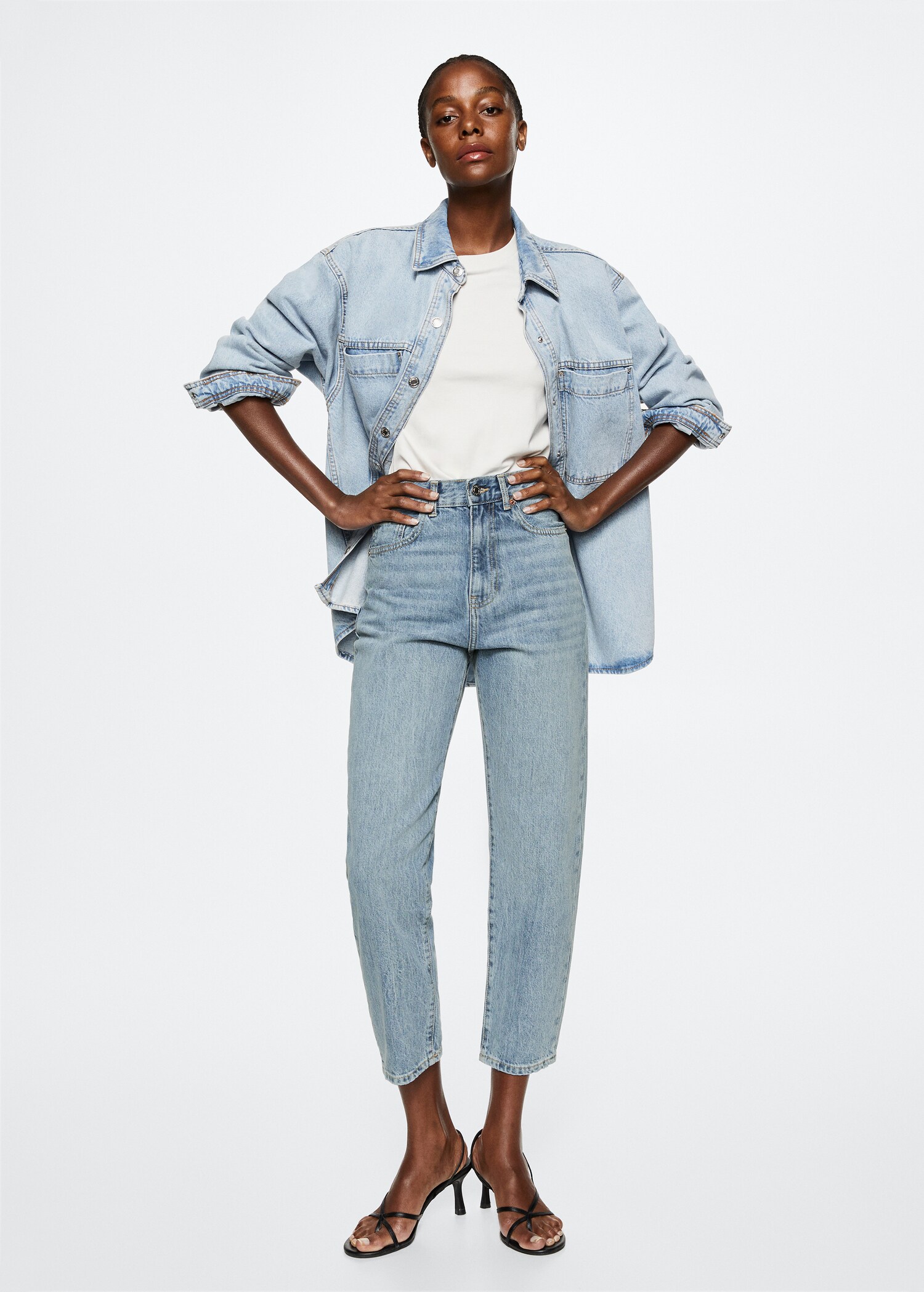 Jeans mom tiro alto - Plano general