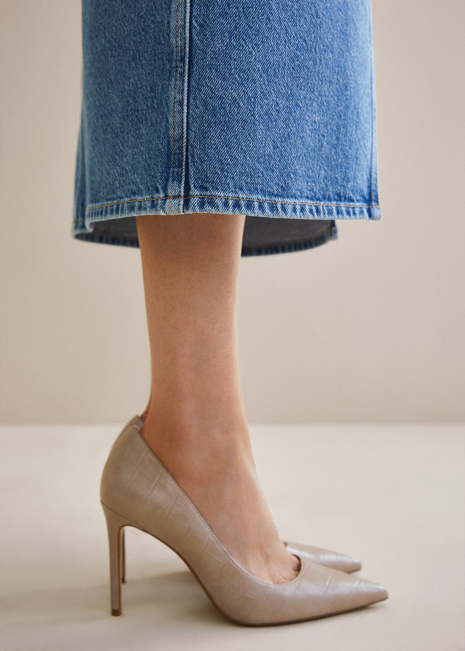Asymmetric stiletto shoes - General plane