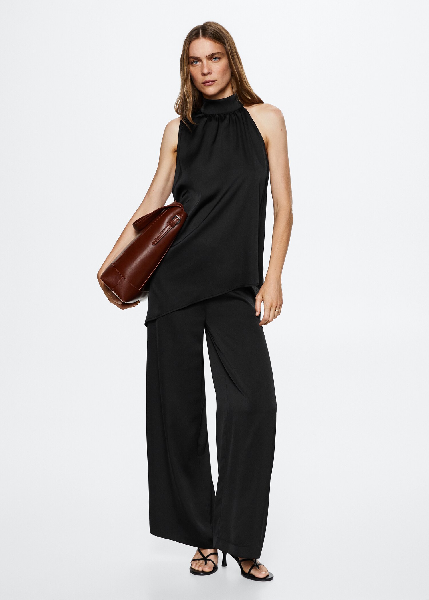 Blusa assimétrica acetinada - Plano geral