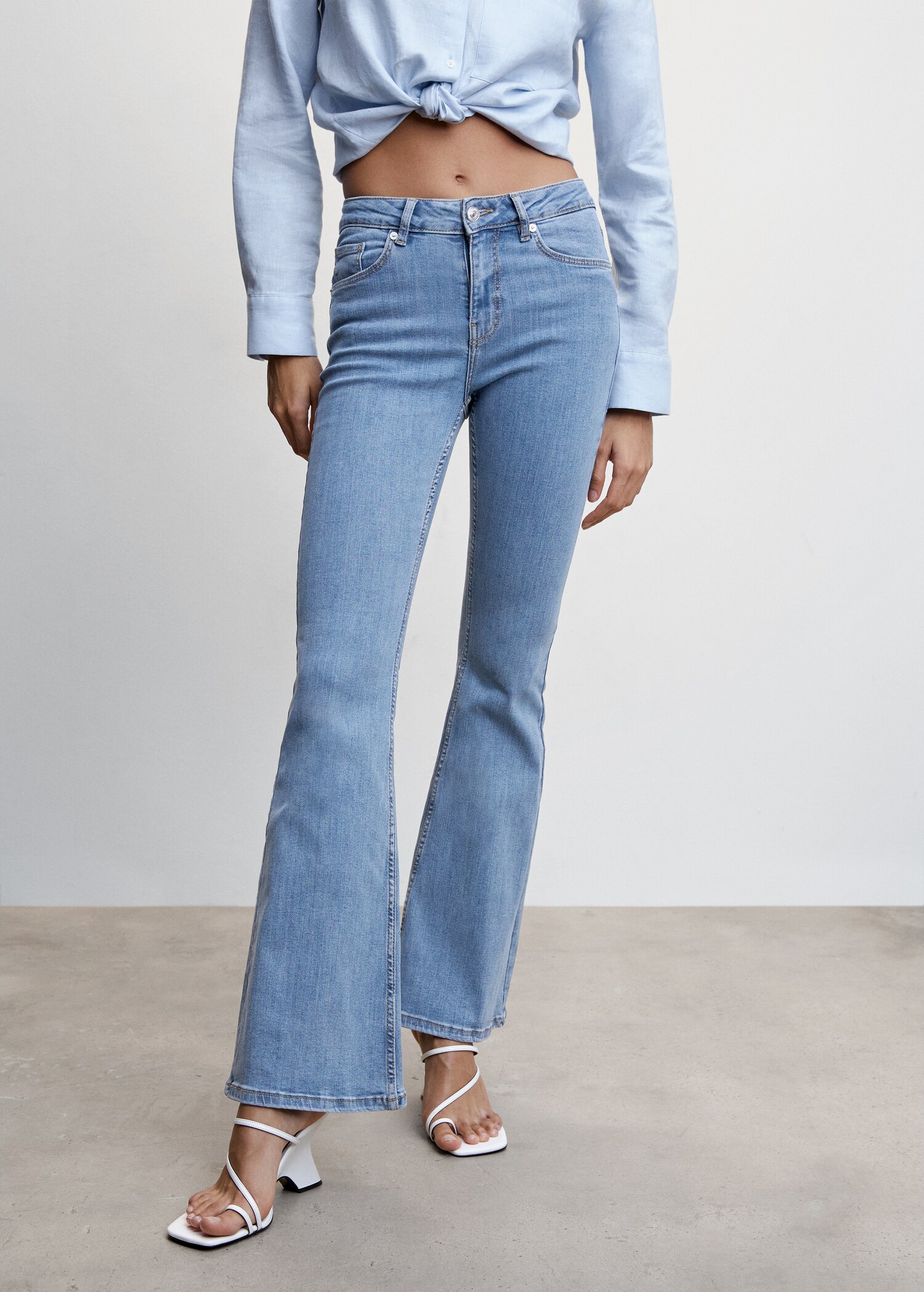 Medium-rise flared jeans  - Medium plane