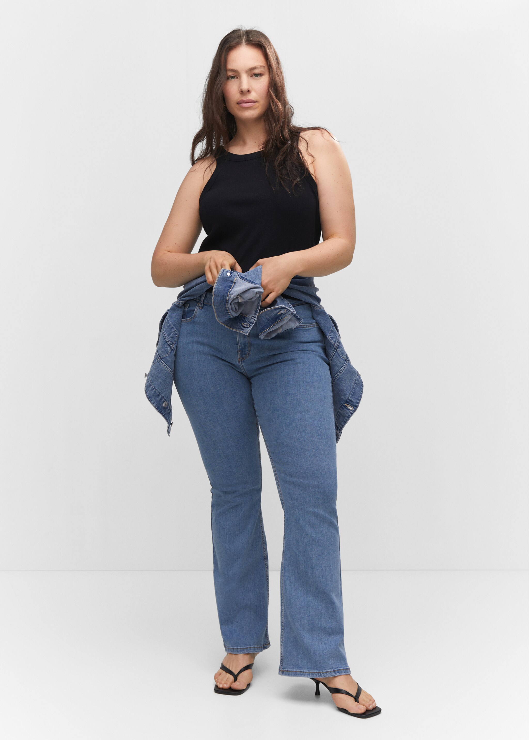 Medium-rise flared jeans  - Details of the article 3