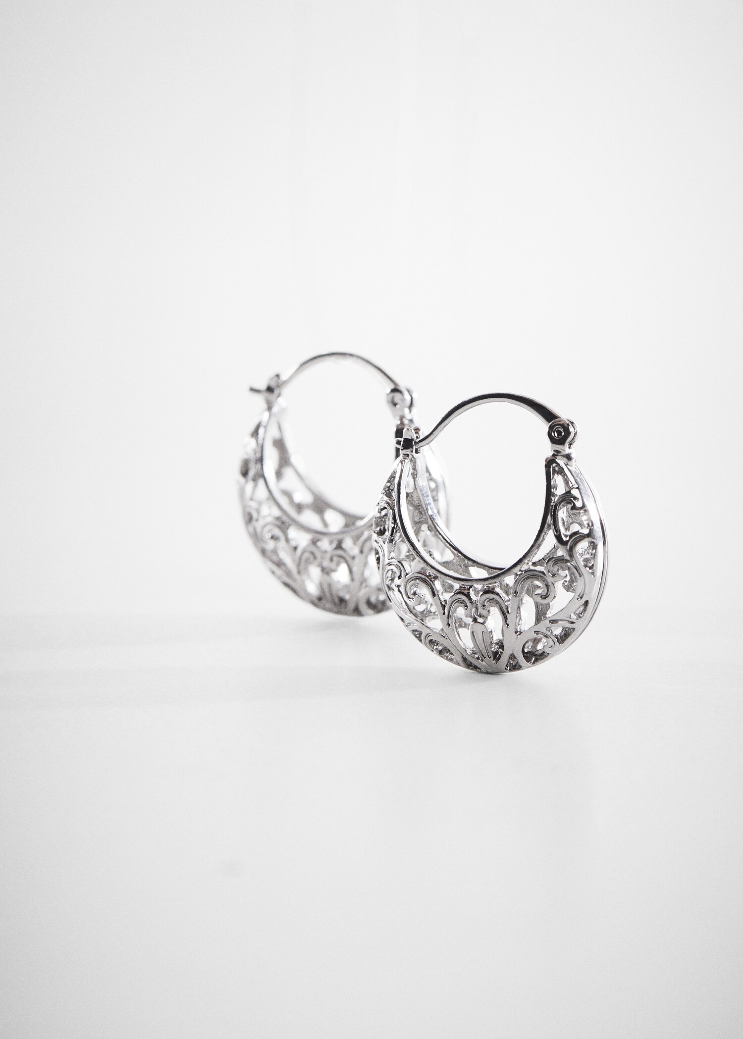 Embossed hoop earrings - Details of the article 5
