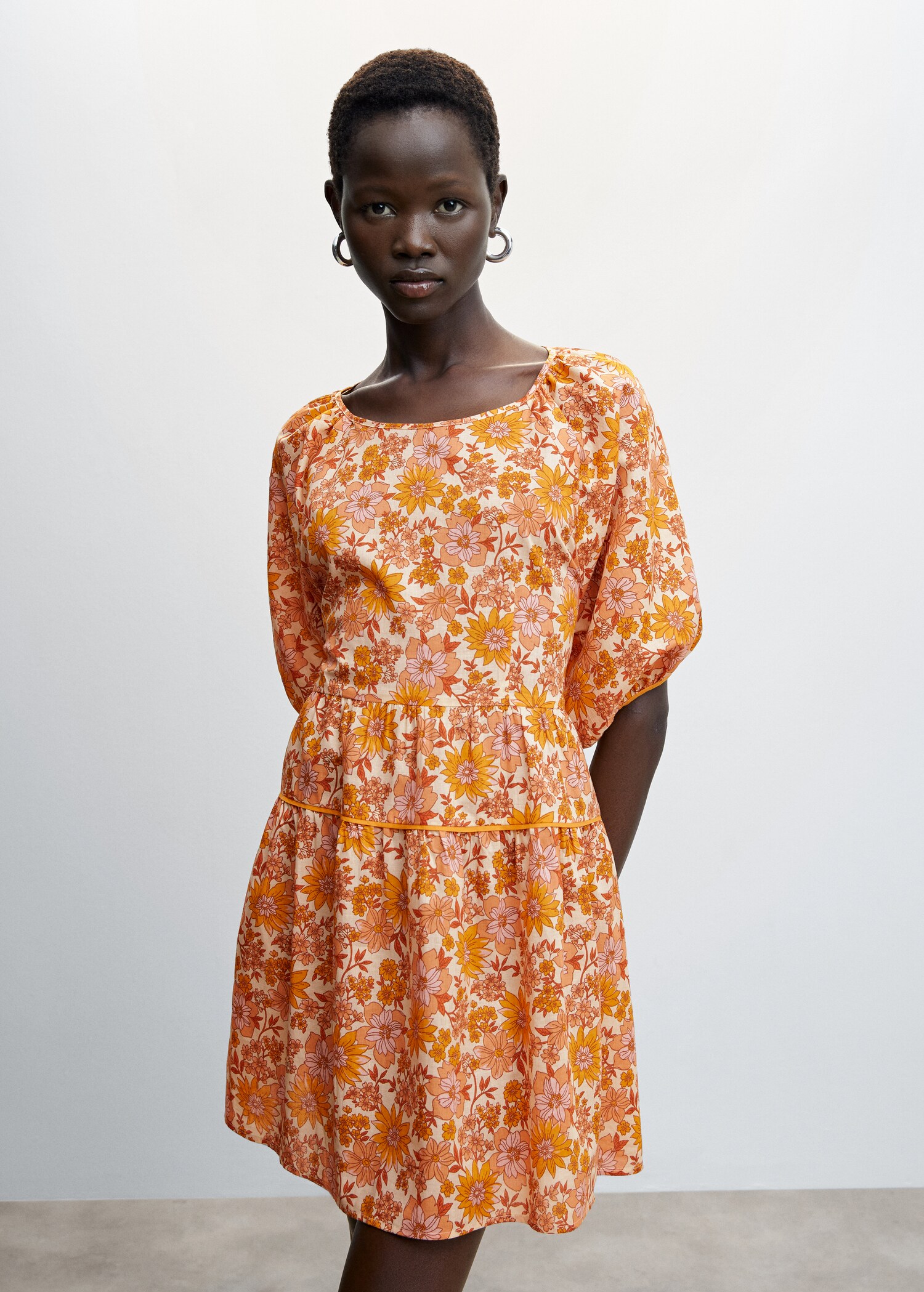 Robe à fleurs - Plan moyen