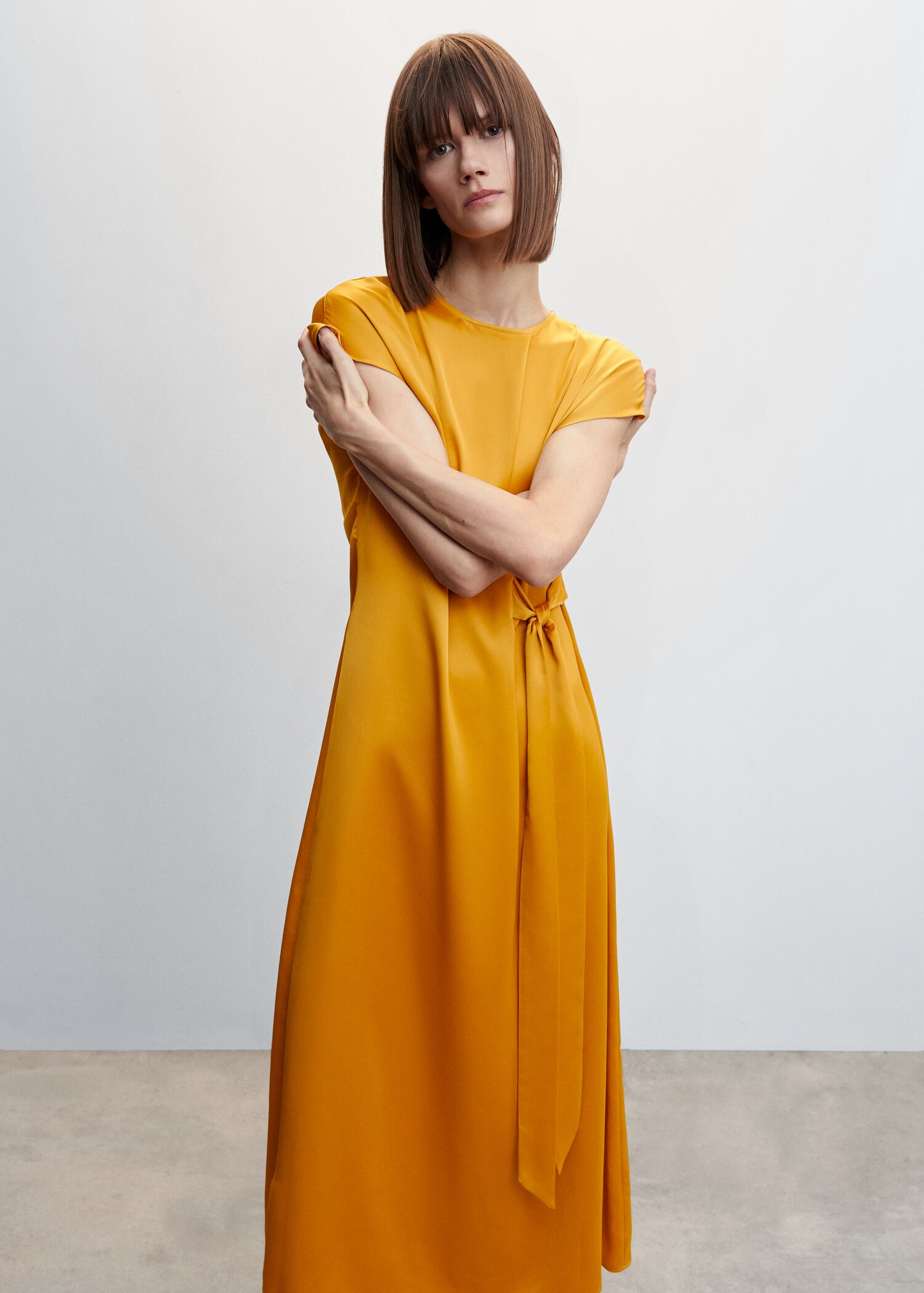 Satiniertes Kleid mit Knoten - Mittlere Ansicht