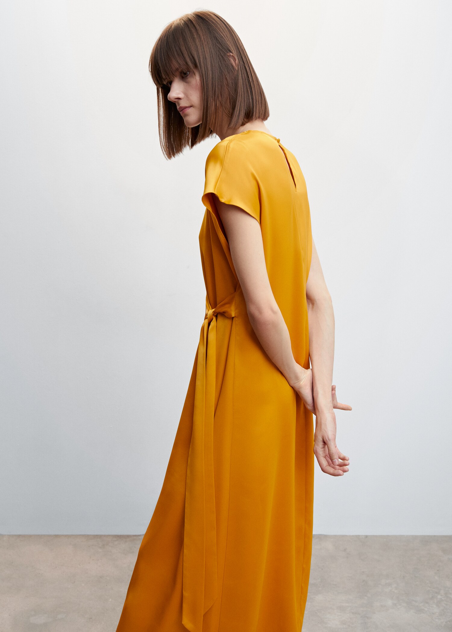 Satiniertes Kleid mit Knoten - Detail des Artikels 2