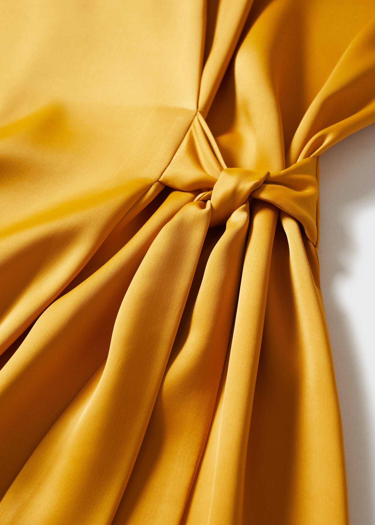Satiniertes Kleid mit Knoten - Detail des Artikels 8
