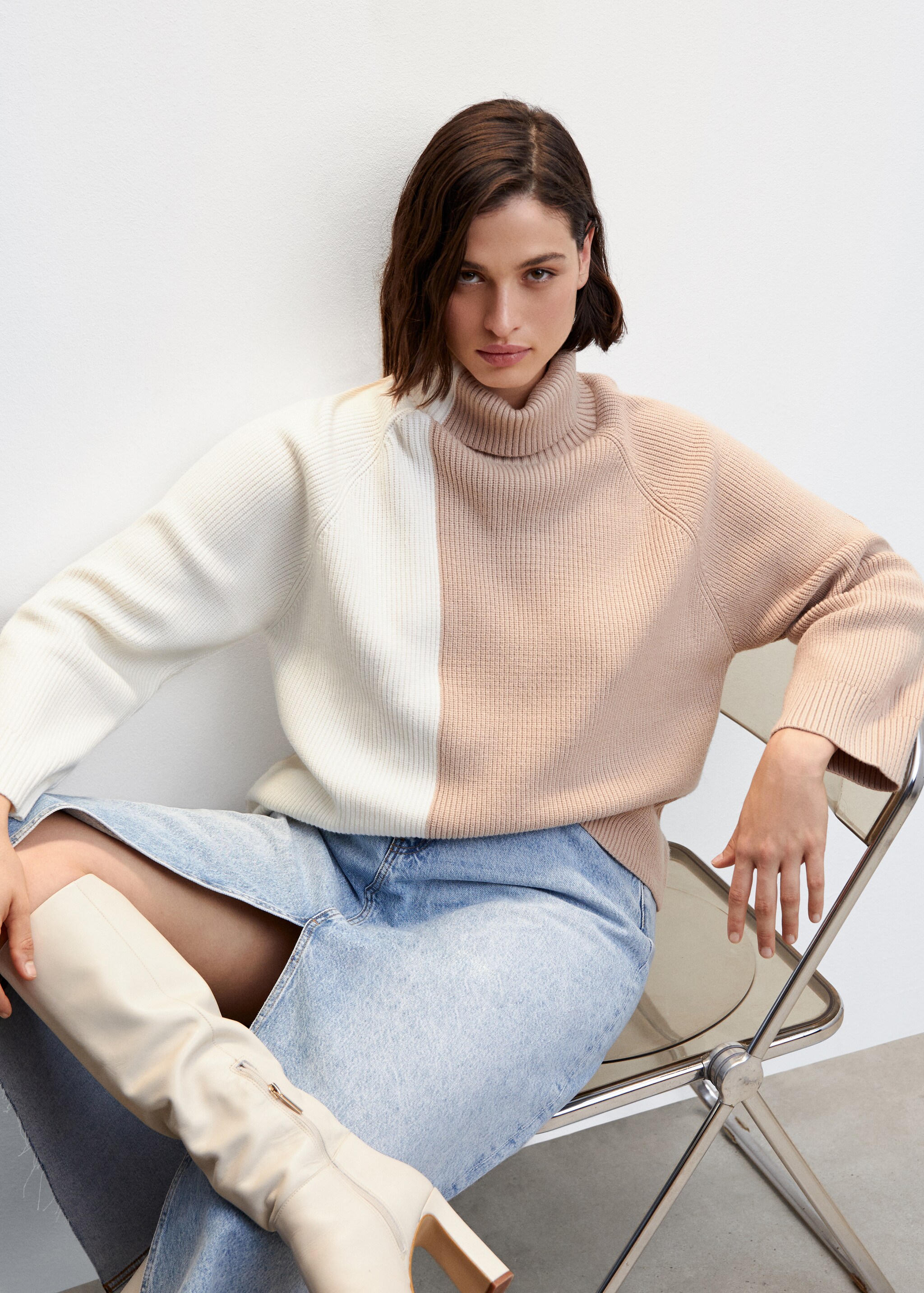 Two-tone turtleneck sweater - Details of the article 5