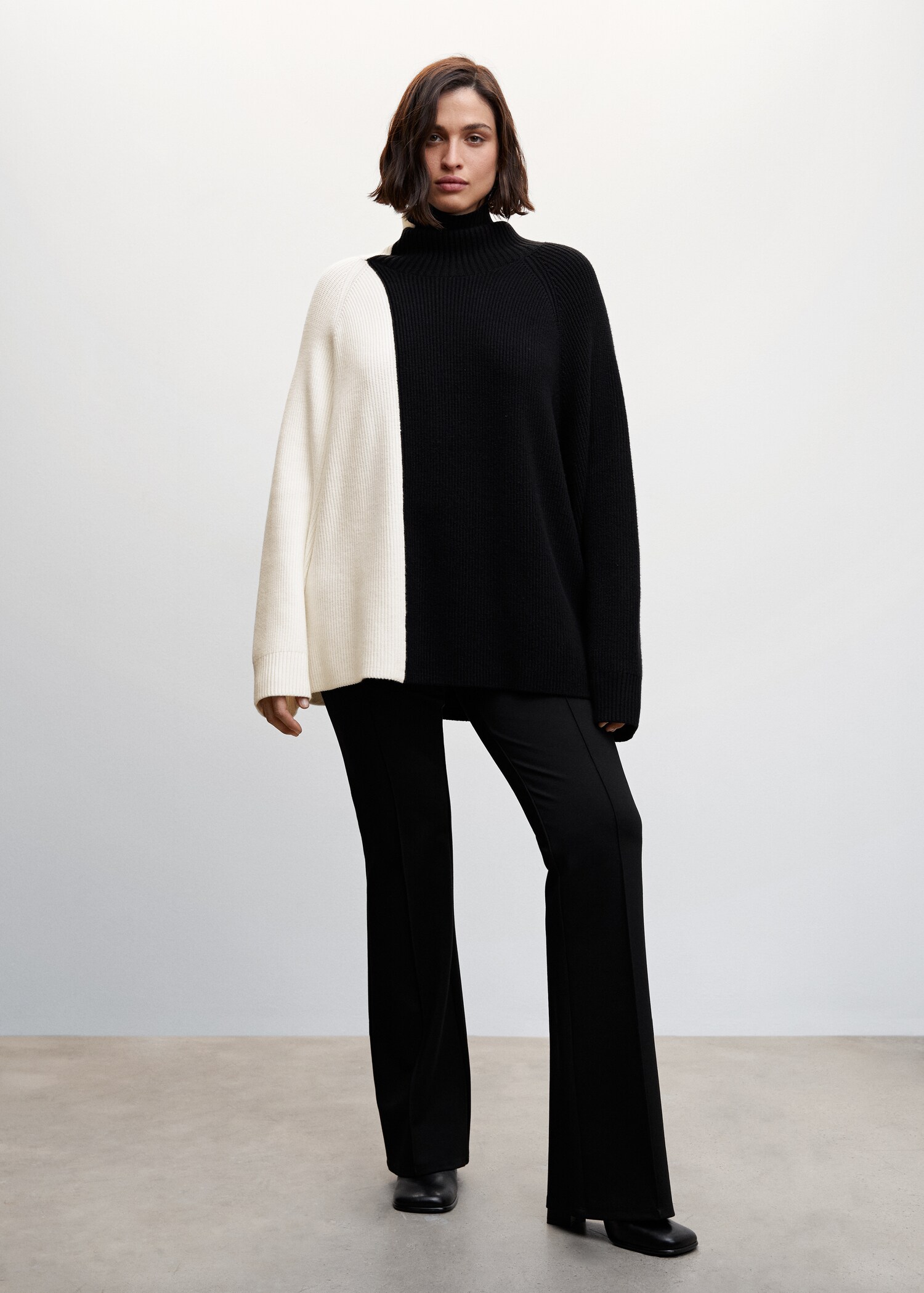 Two-tone turtleneck sweater - Details of the article 3