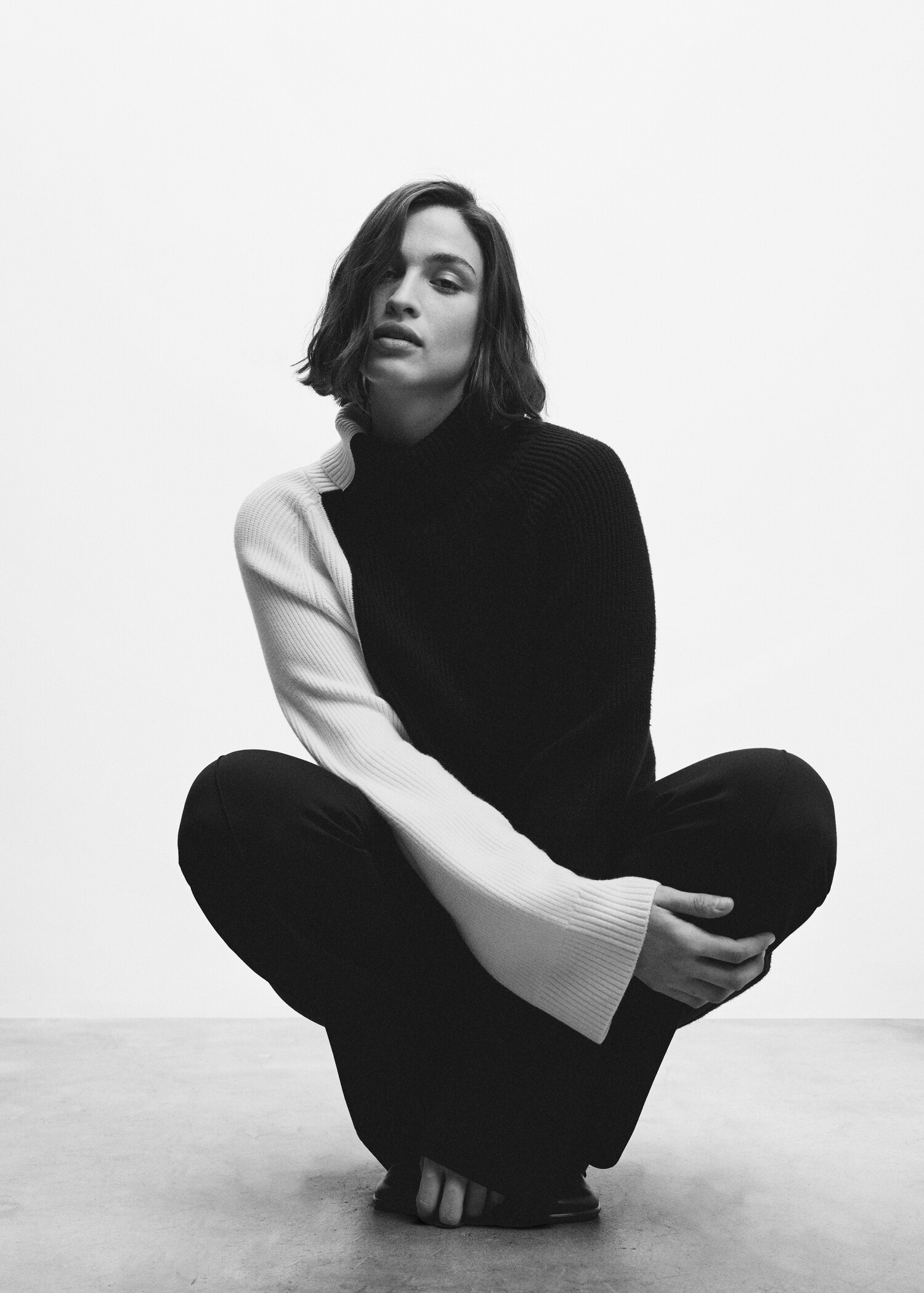 Two-tone turtleneck sweater - Details of the article 5
