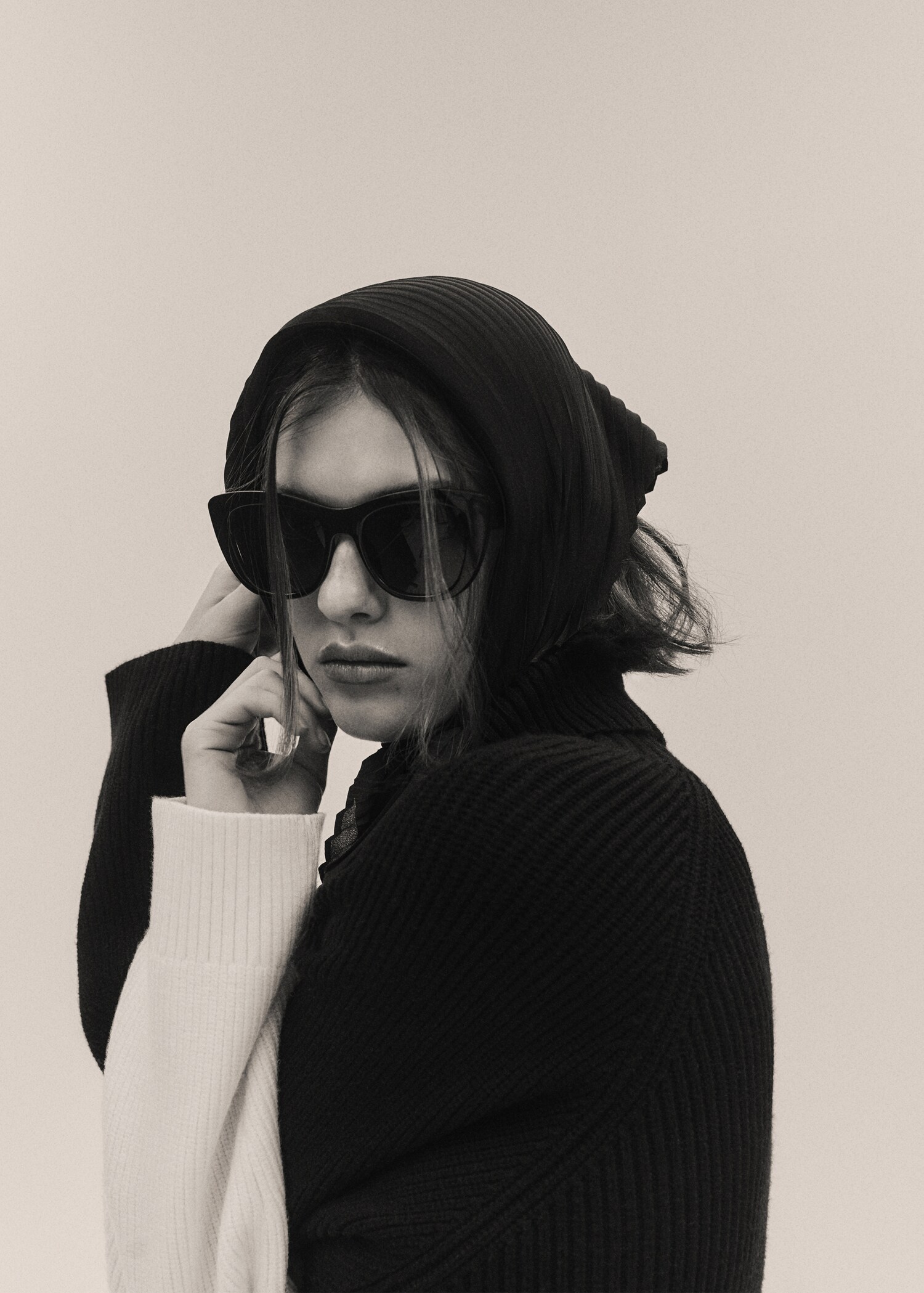 Two-tone turtleneck sweater - Details of the article 6
