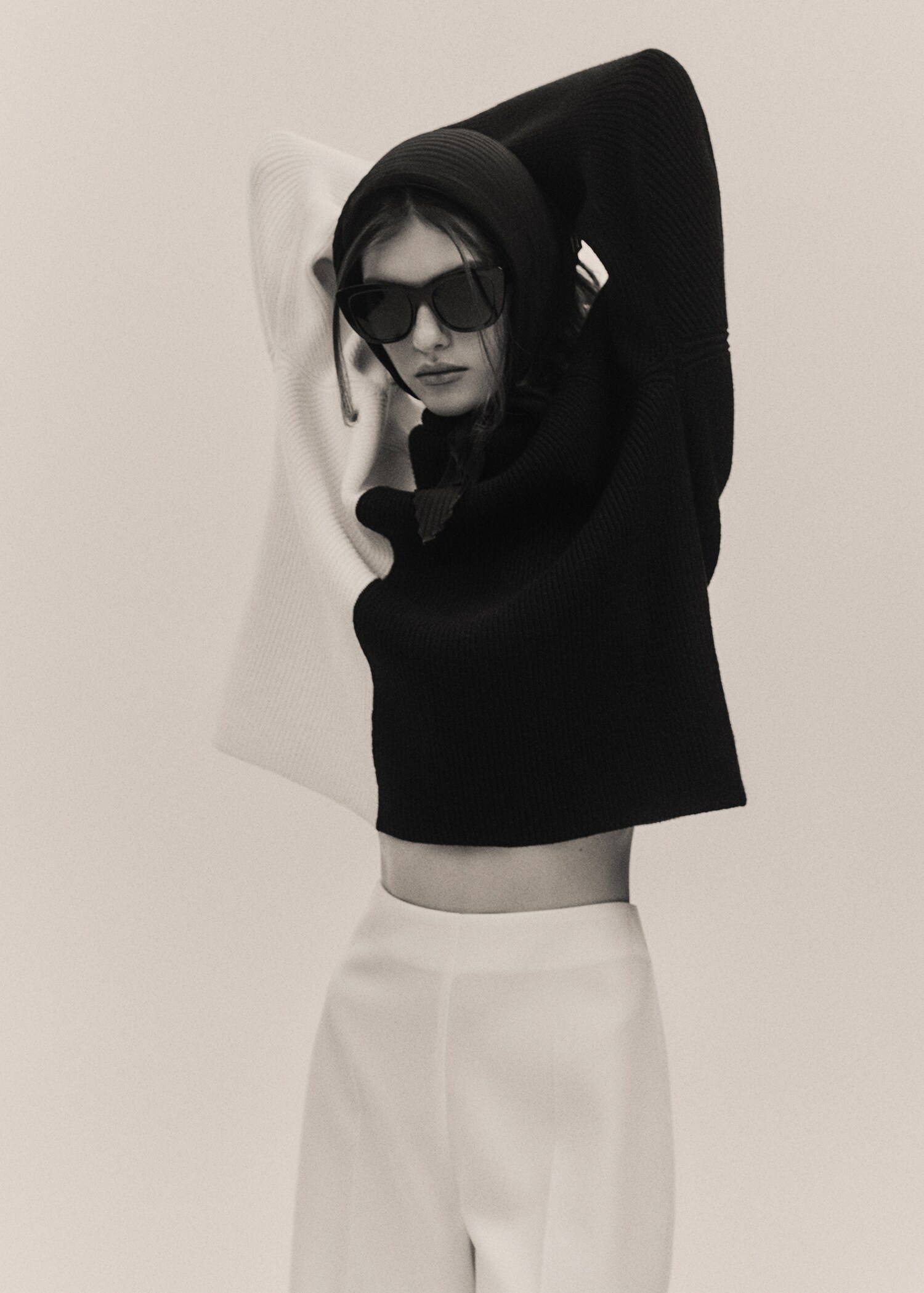 Two-tone turtleneck sweater - Details of the article 7