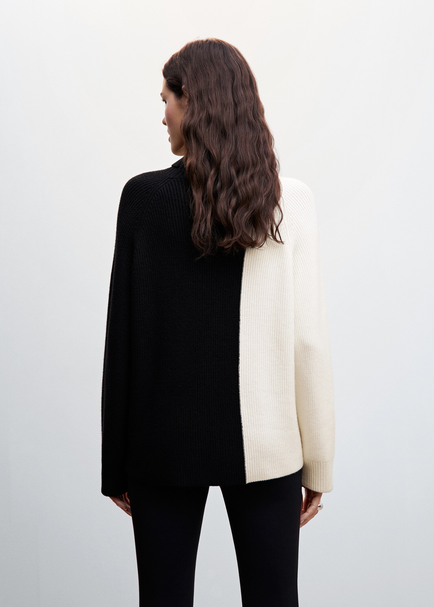 Two-tone turtleneck sweater - Reverse of the article