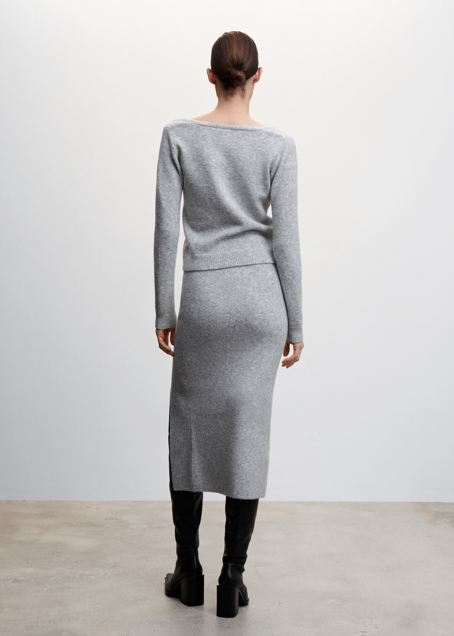 V-neck sweater with ruffled collar - Reverse of the article