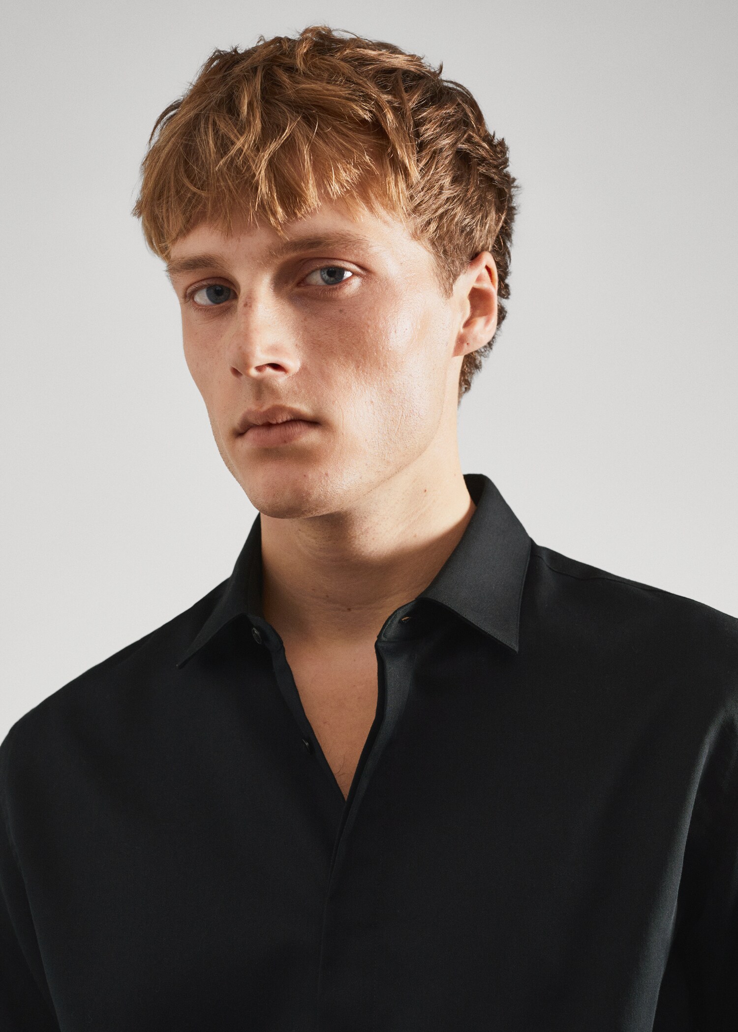 Slim-fit suit shirt with hidden buttons - Details of the article 1
