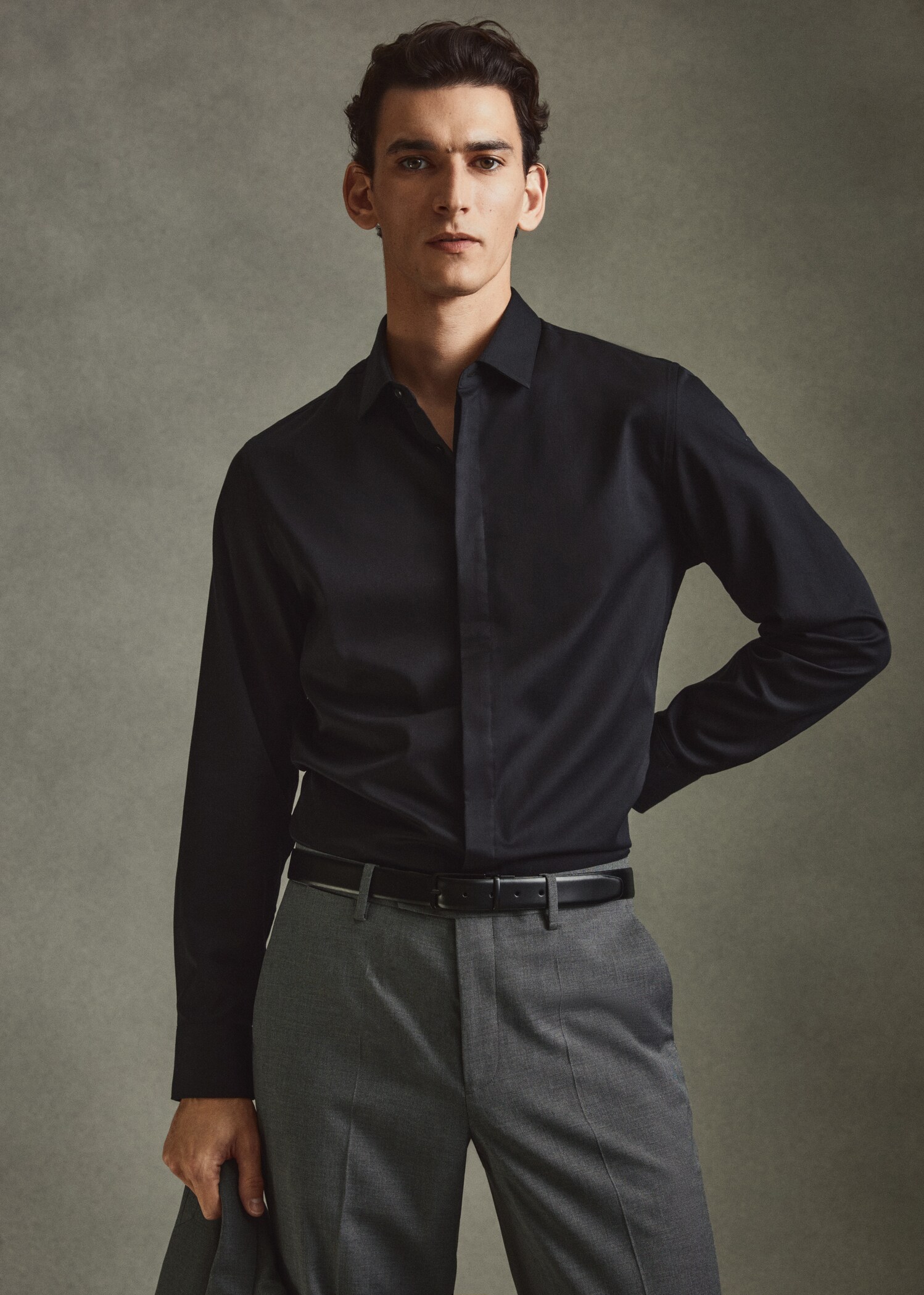 Slim-fit suit shirt with hidden buttons - Details of the article 4