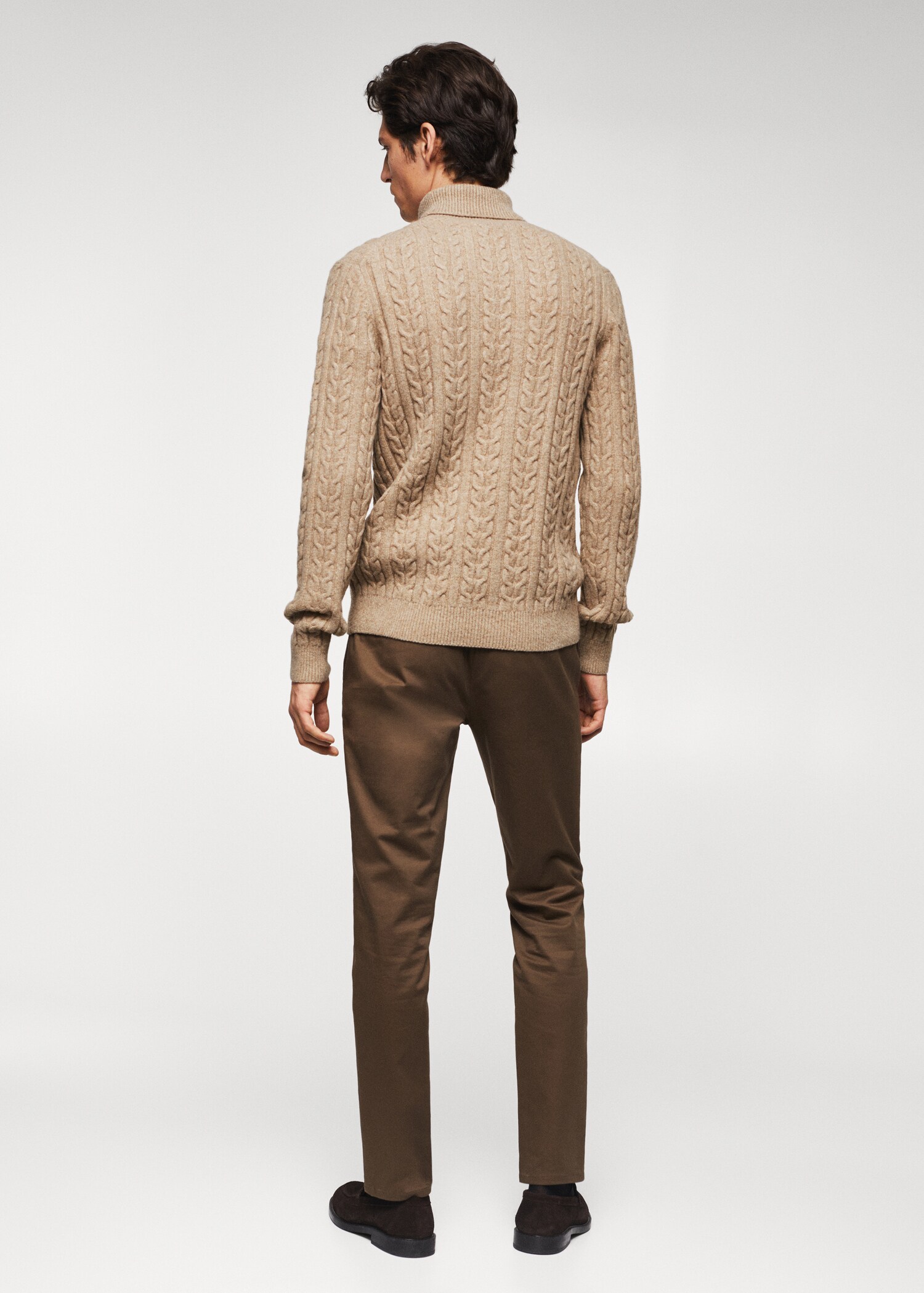 Rollkragenpullover mit Zopfmuster - Rückseite des Artikels