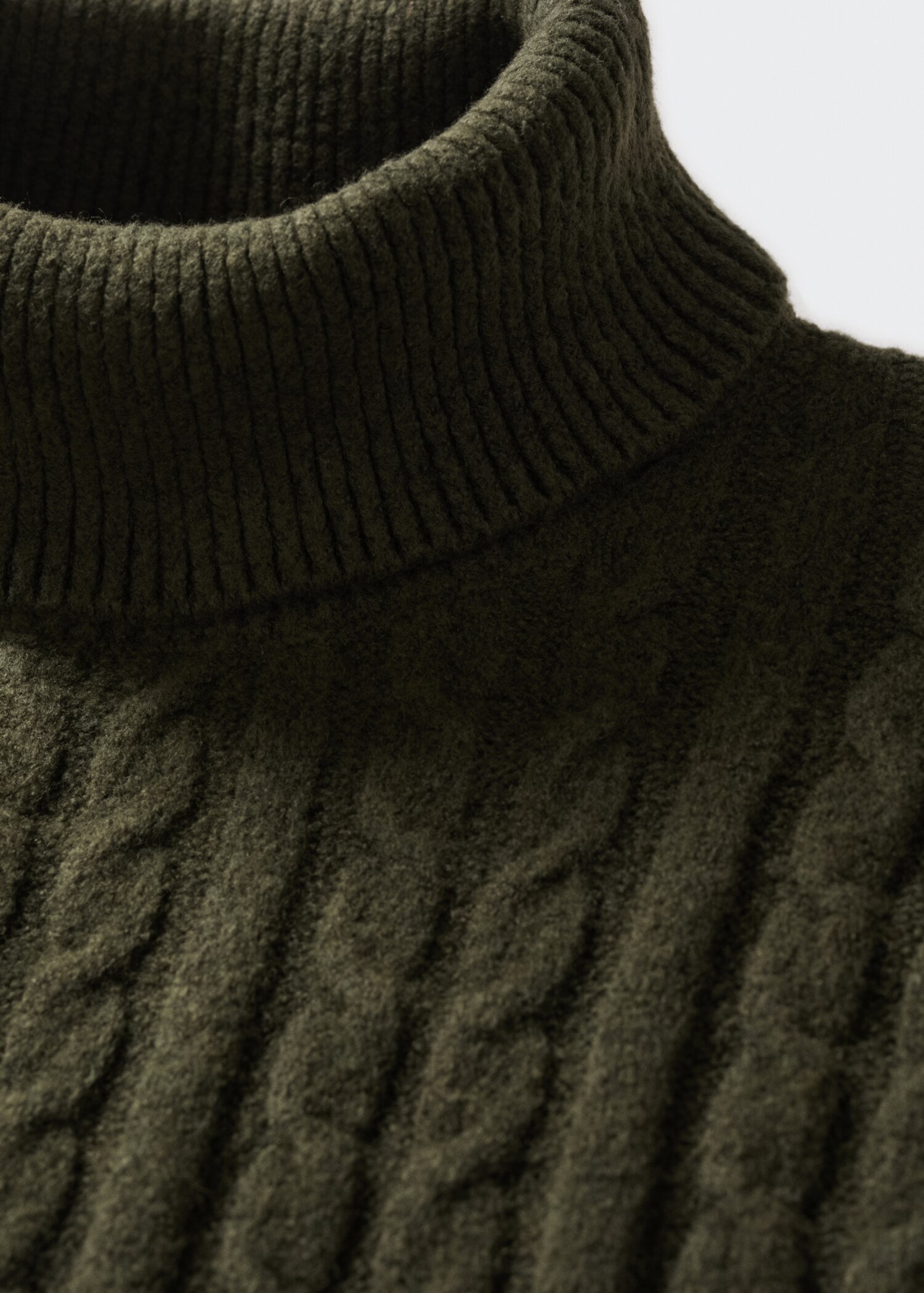 Rollkragenpullover mit Zopfmuster - Detail des Artikels 8