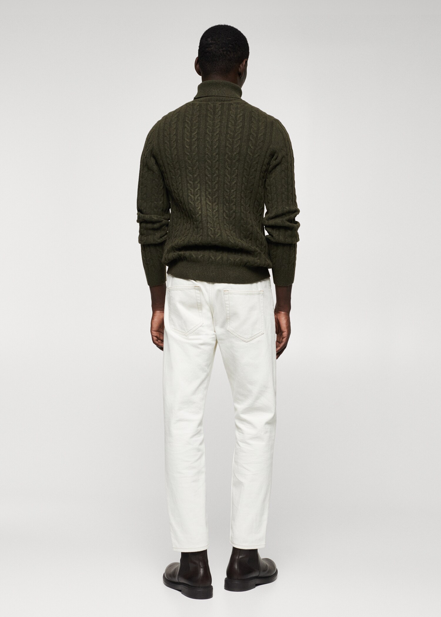 Rollkragenpullover mit Zopfmuster - Rückseite des Artikels