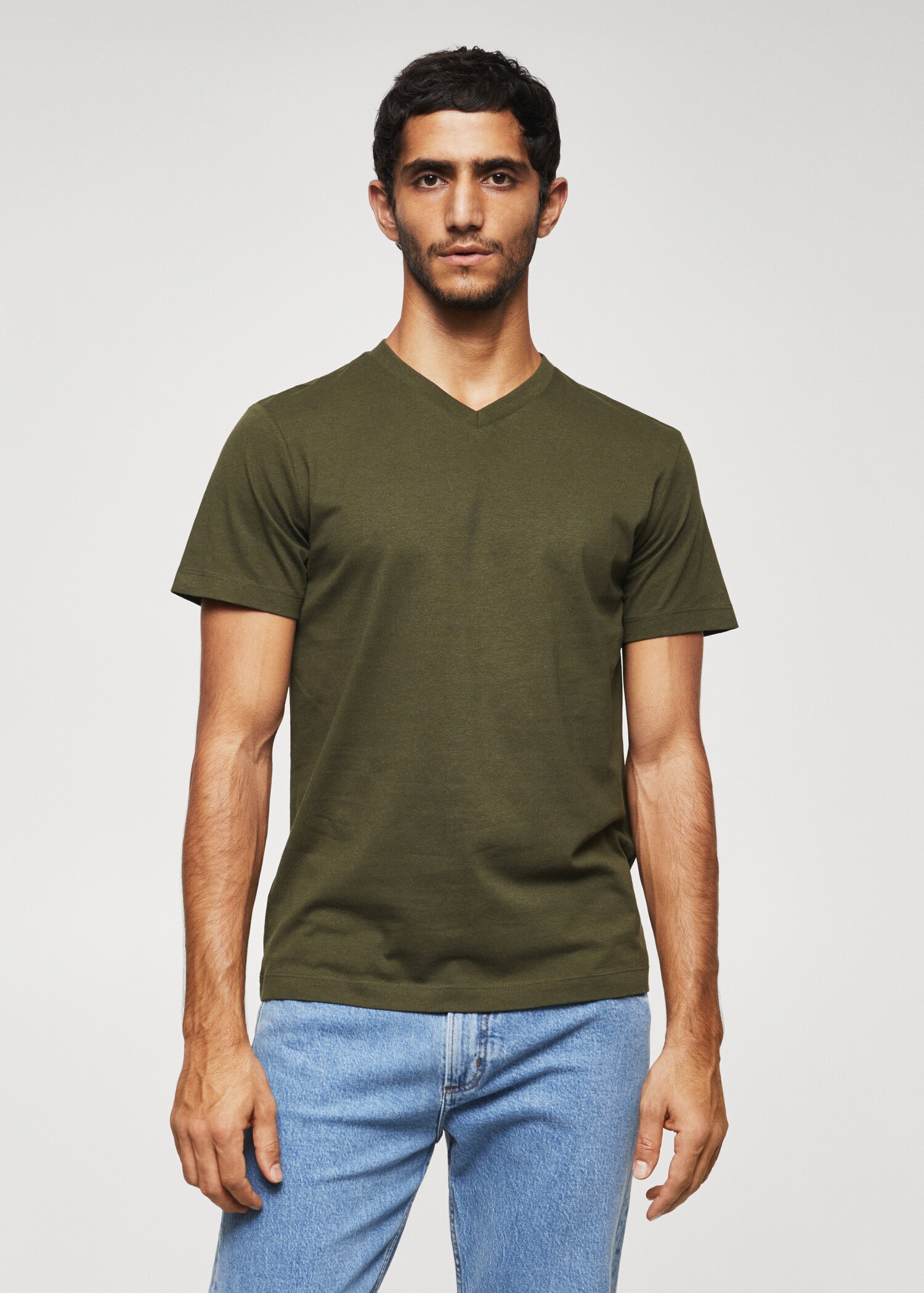 Koszulka z dekoltem w serek lightweight - Plan średni