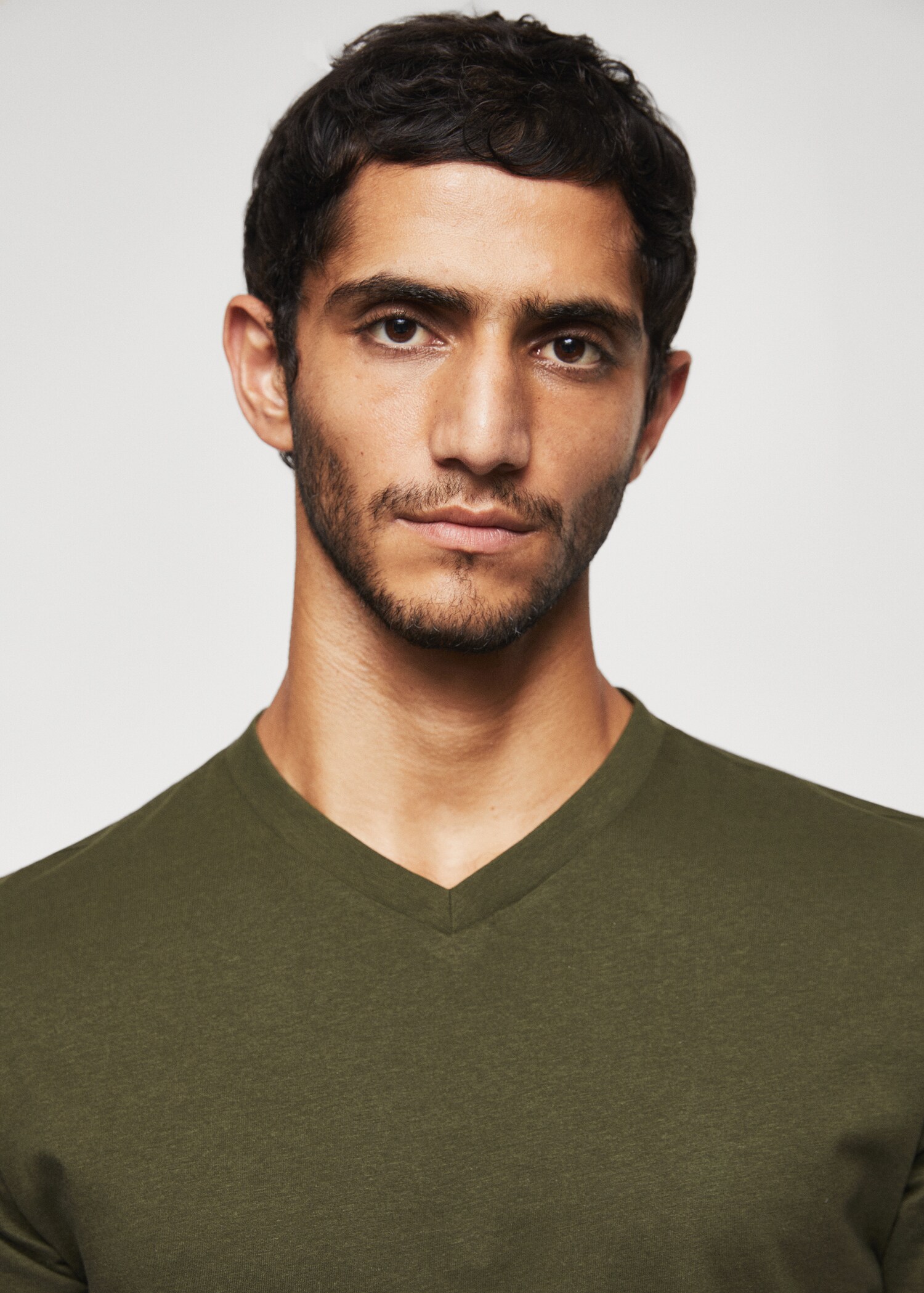 Koszulka z dekoltem w serek lightweight - Szczegóły artykułu 1