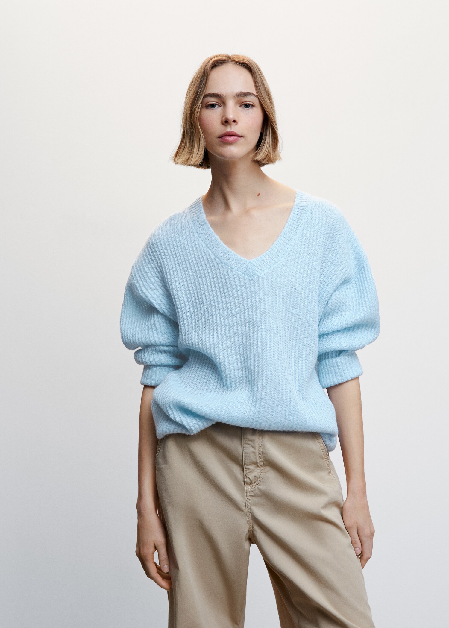 V-neck ribbed knit sweater - Medium plane