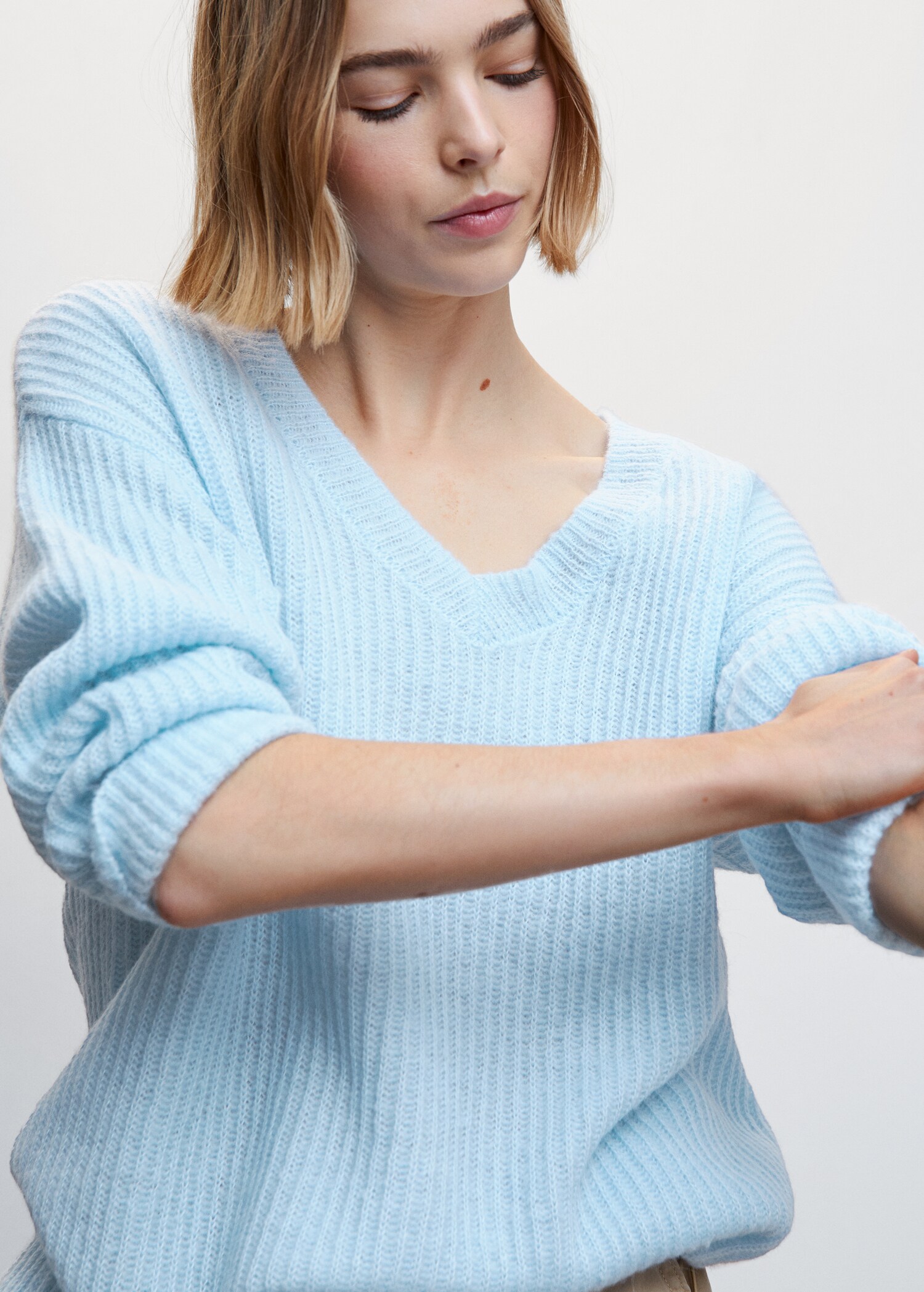 V-neck ribbed knit sweater - Details of the article 1