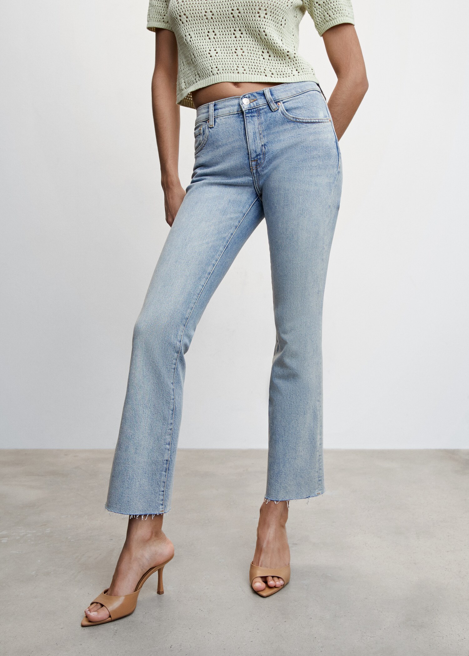 Jeans flare tiro bajo - Plano medio