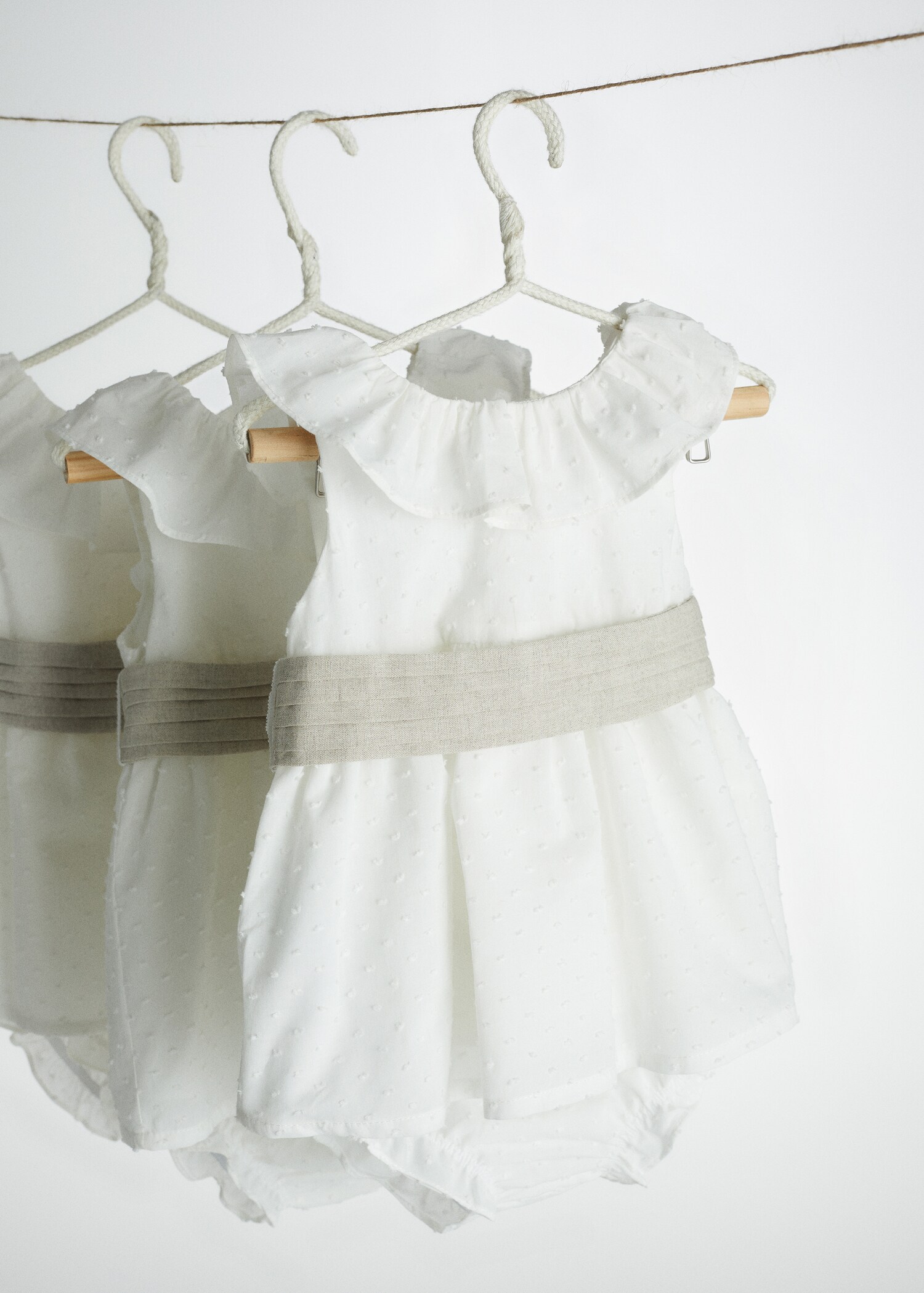 Set aus Plumetis-Kleid und -Höschen mit Rüschen - Detail des Artikels 5
