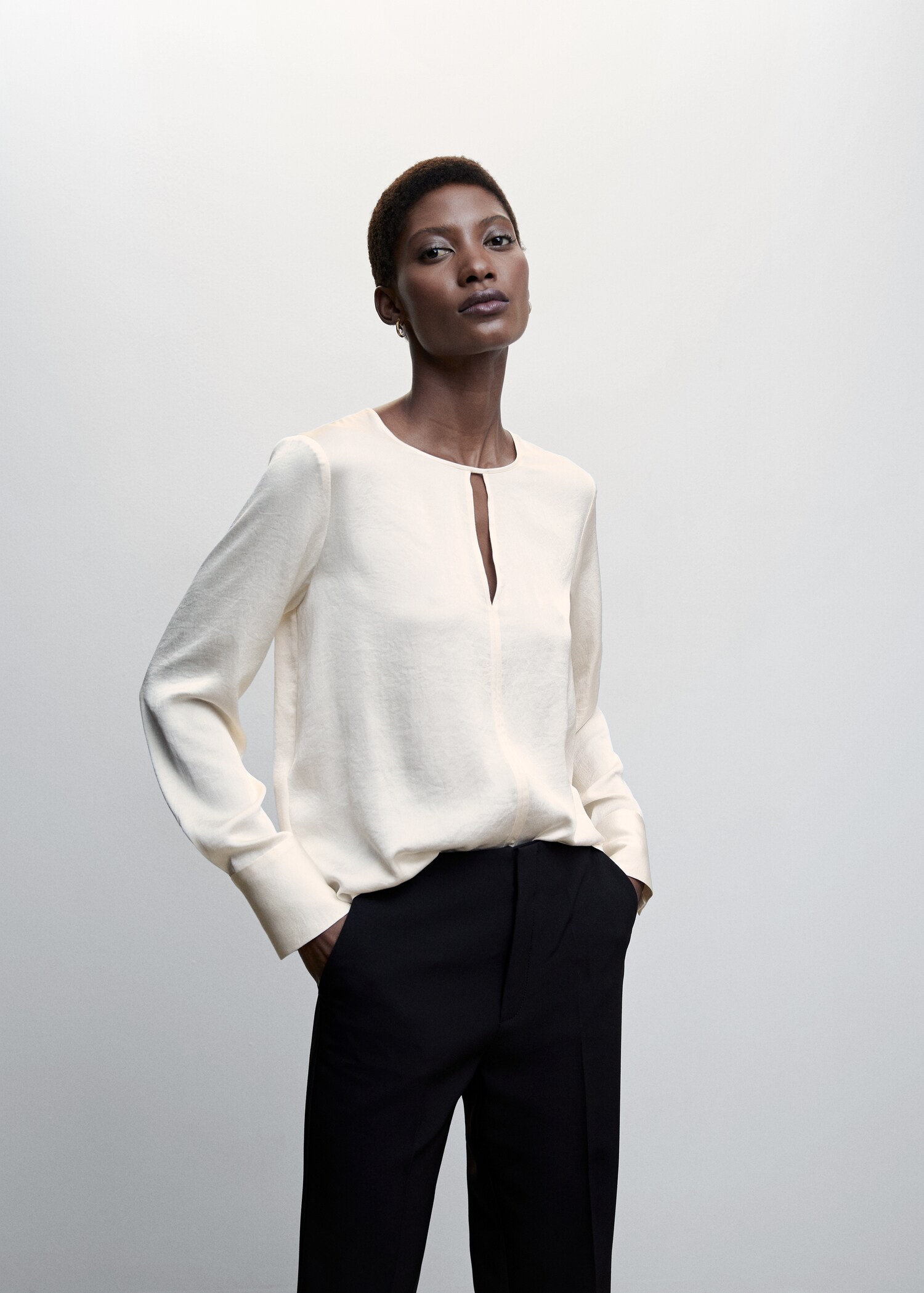 Blusa satinada abertura - Plano medio