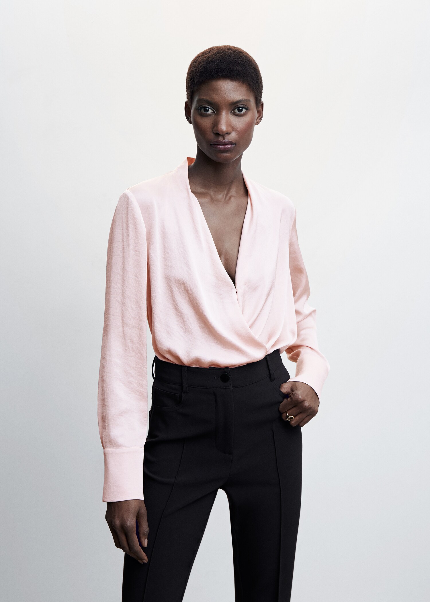 Blusa cruzada satinada - Plano medio