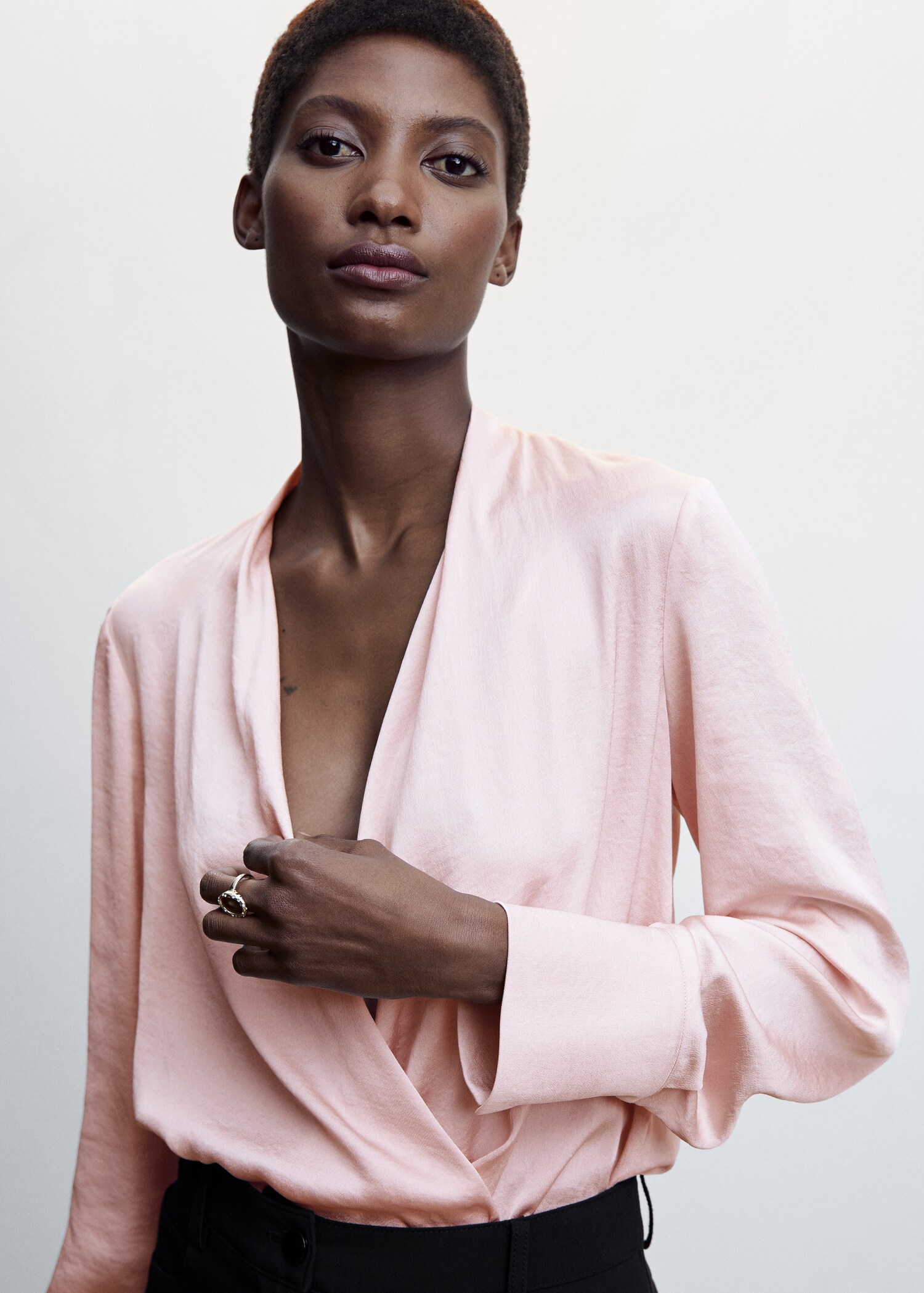 Blusa cruzada satinada - Detalle del artículo 1