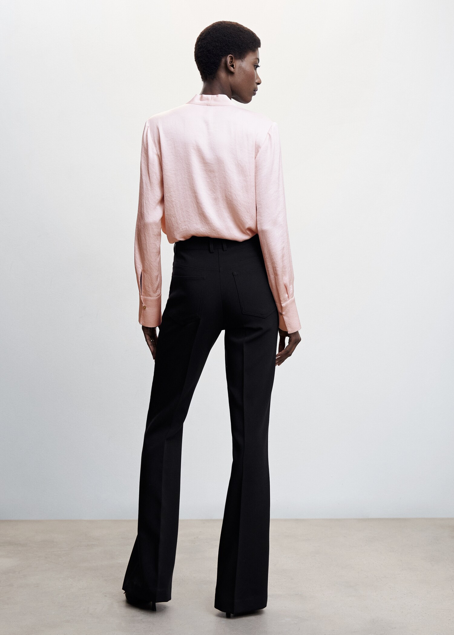 Blusa cruzada satinada - Reverso del artículo