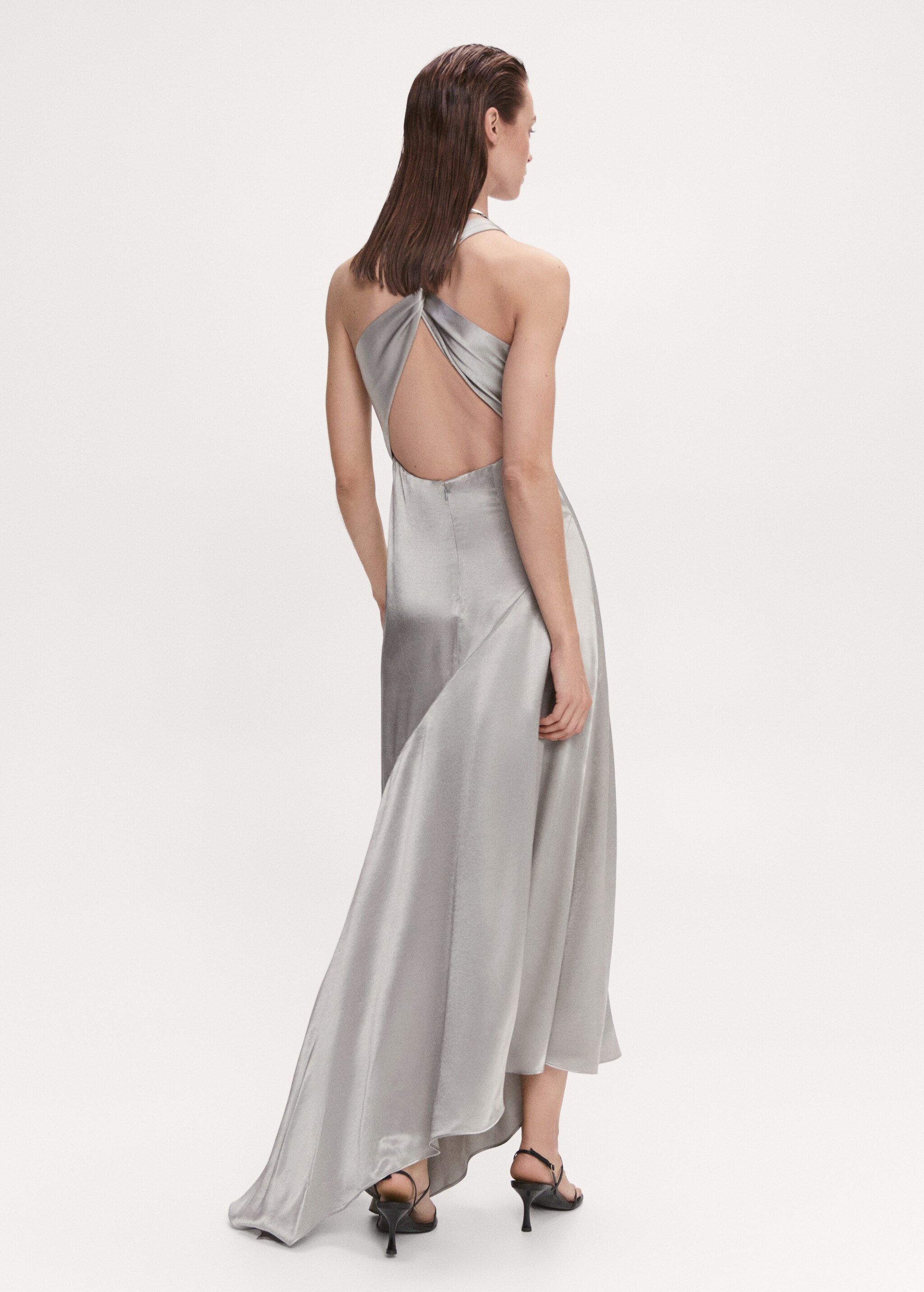 Satiniertes Kleid mit asymmetrischem Kleid - Rückseite des Artikels