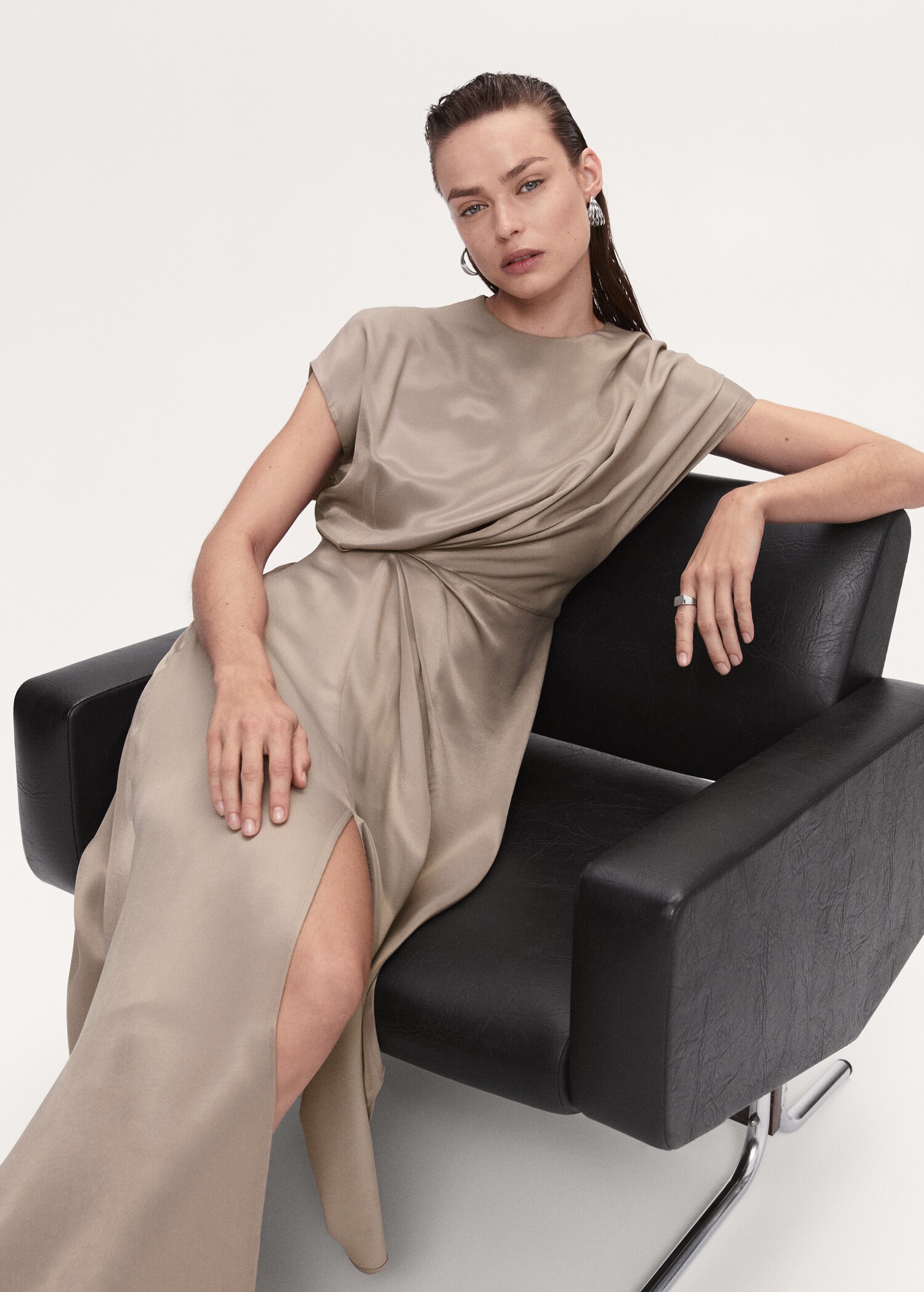 Side-slit satin dress - Details of the article 2