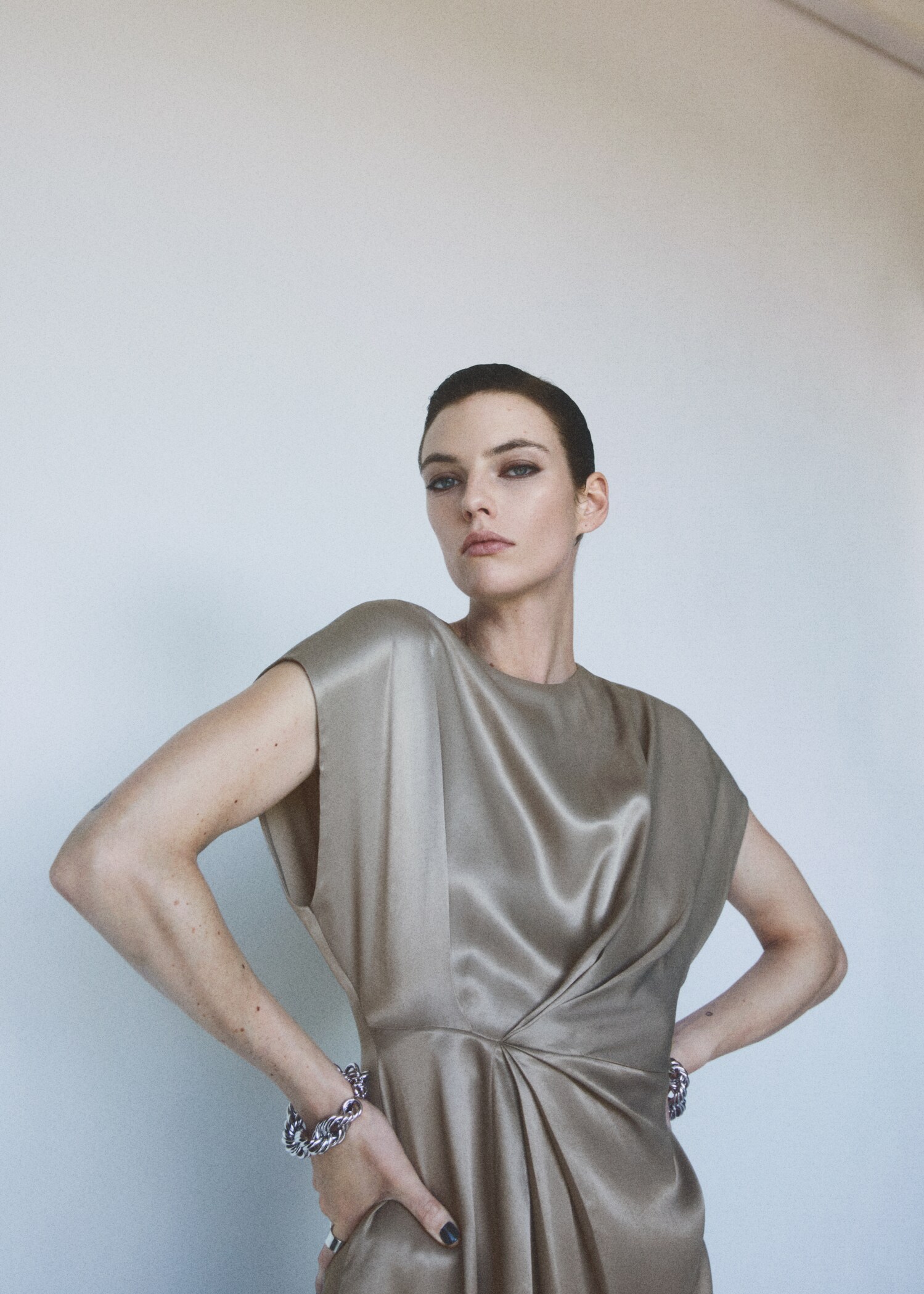 Side-slit satin dress - Details of the article 7