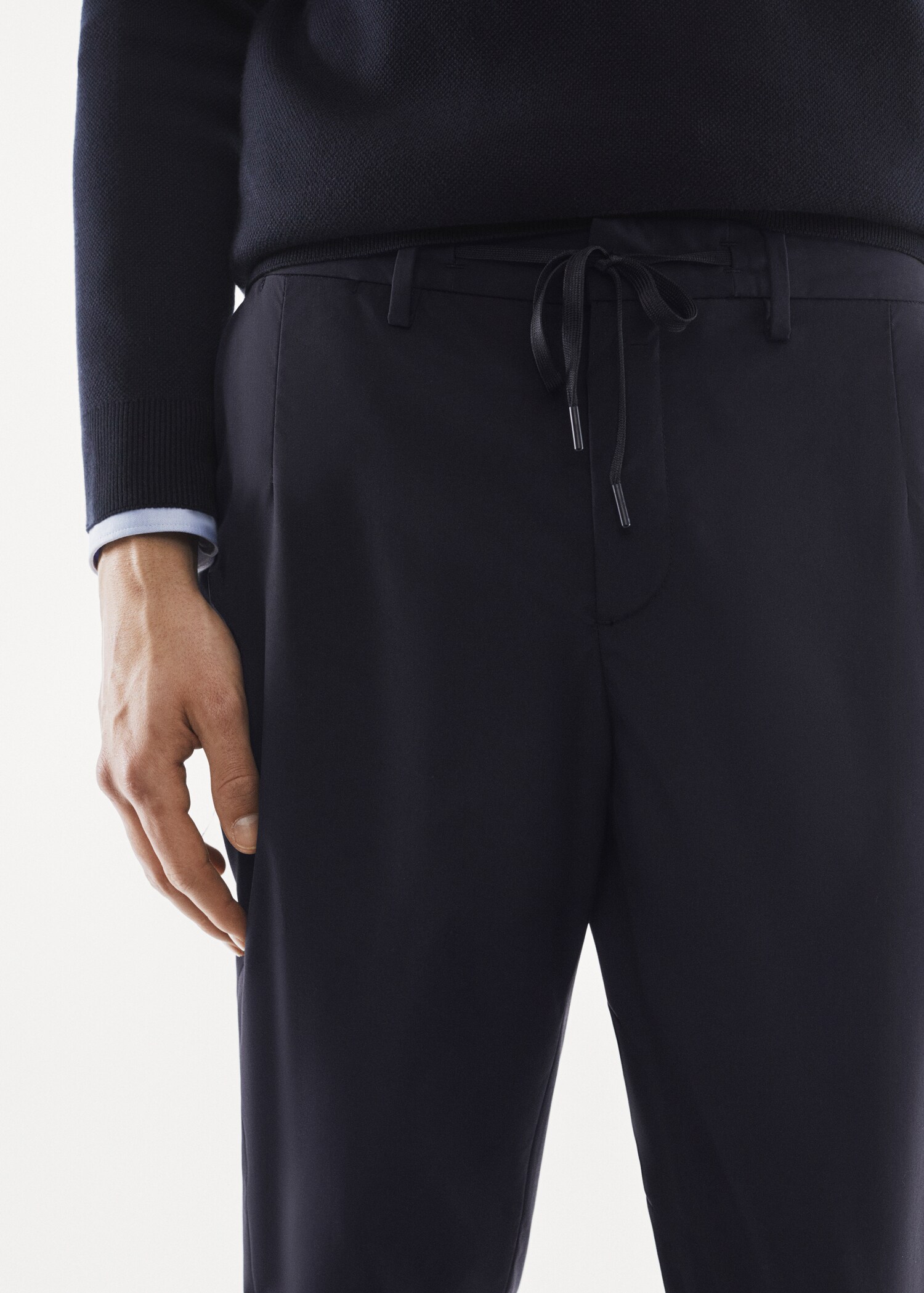 Slim-fit water-repellent pants - Details of the article 1