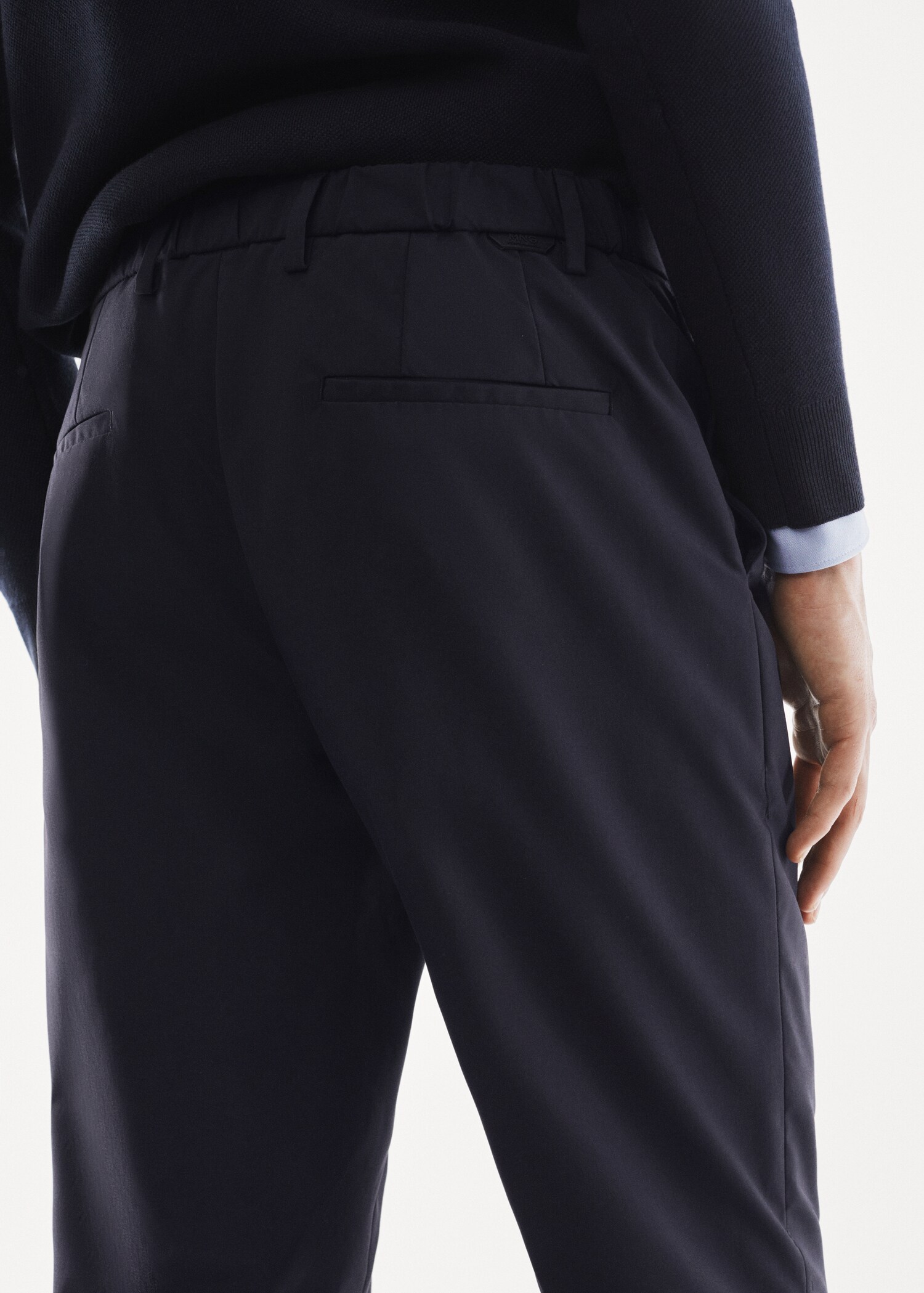 Slim-fit water-repellent pants - Details of the article 2